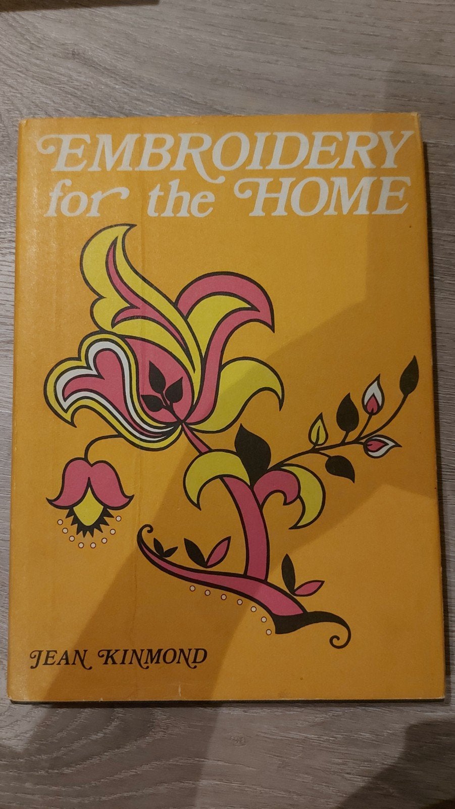 C: Borduurboek 'Embroidery for the Home' door Jean Kinmond, Boeken, Hobby en Vrije tijd, Ophalen of Verzenden, Gelezen, Borduren en Naaien