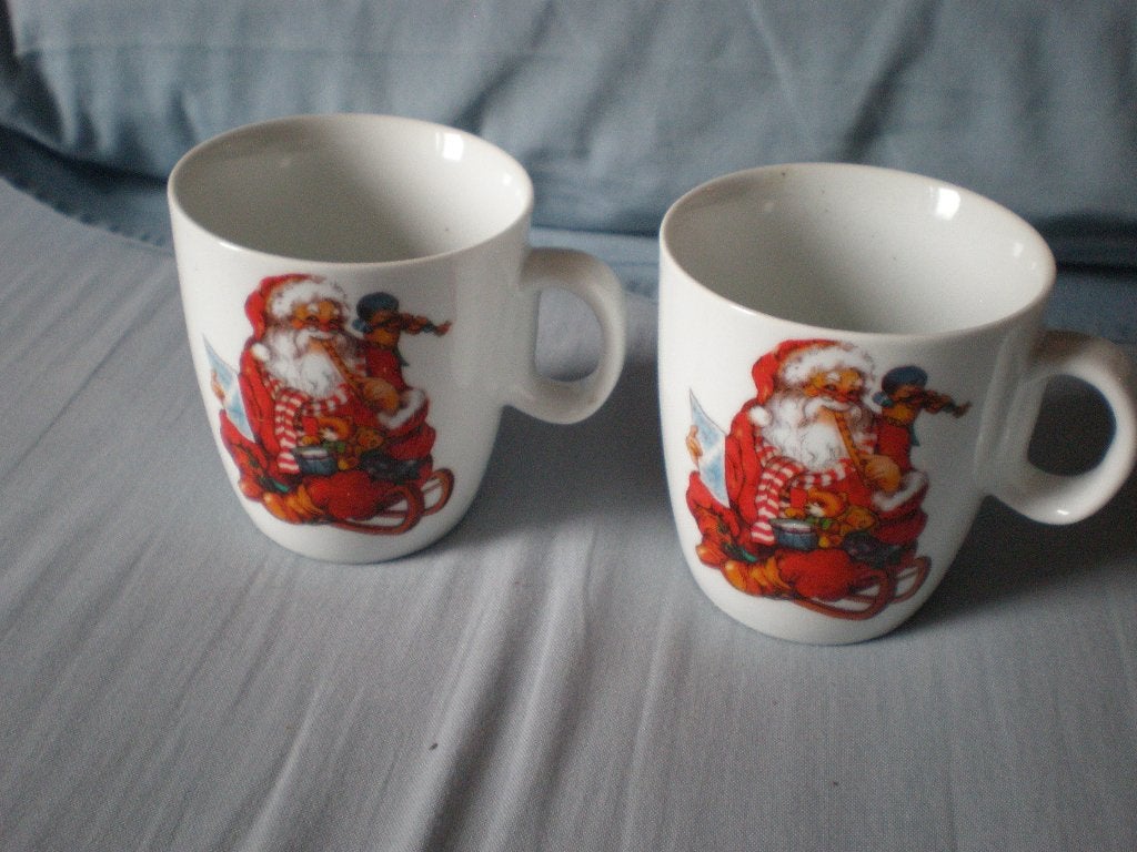 2 witte porseleinen kerstbekers met de kerstman. Merk Siaki., Ophalen of Verzenden, Gebruikt