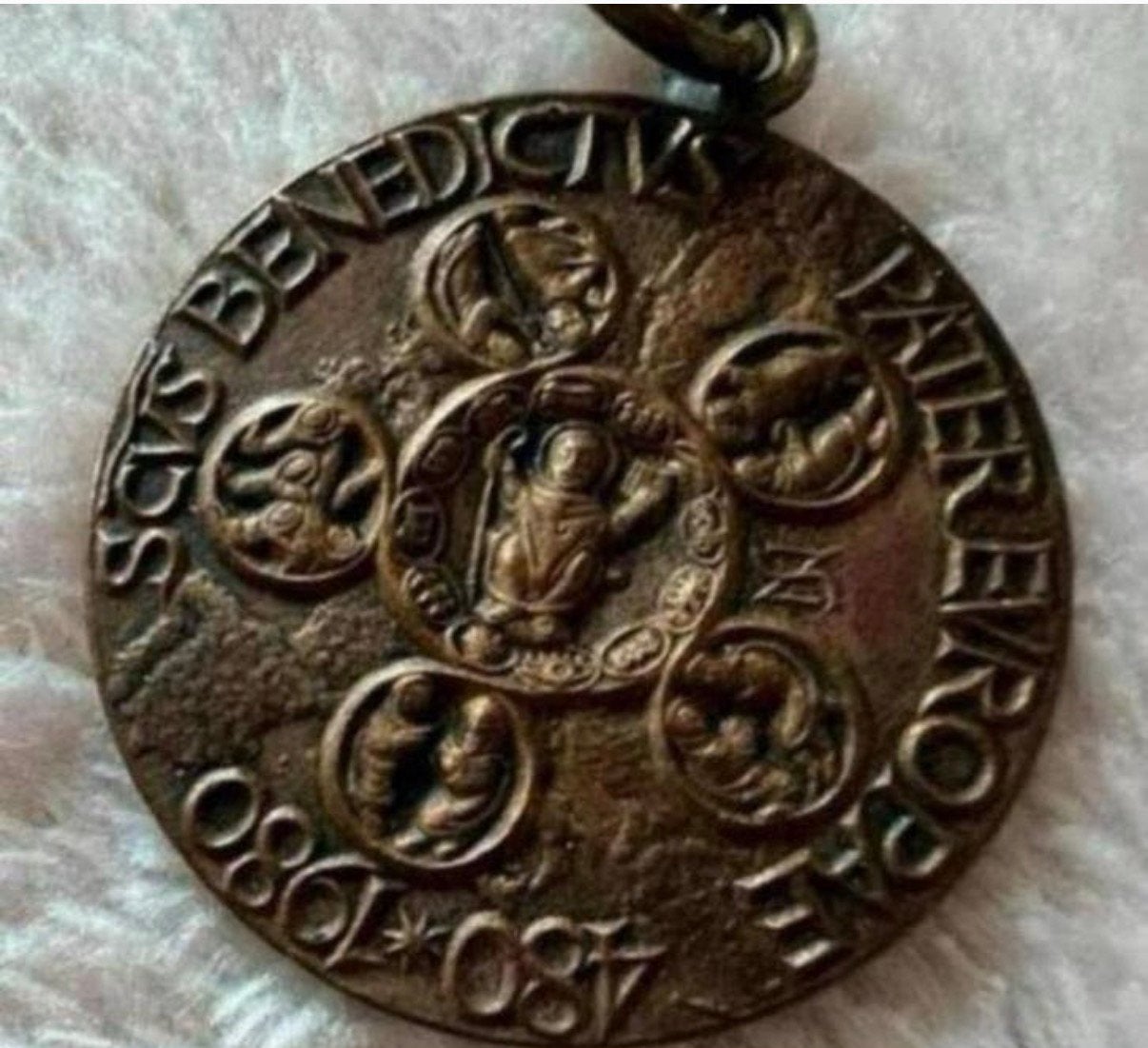 Vintage religious Catholic bronse medal pendant of Saint Ben, Postzegels en Munten, Ophalen of Verzenden, Overige materialen
