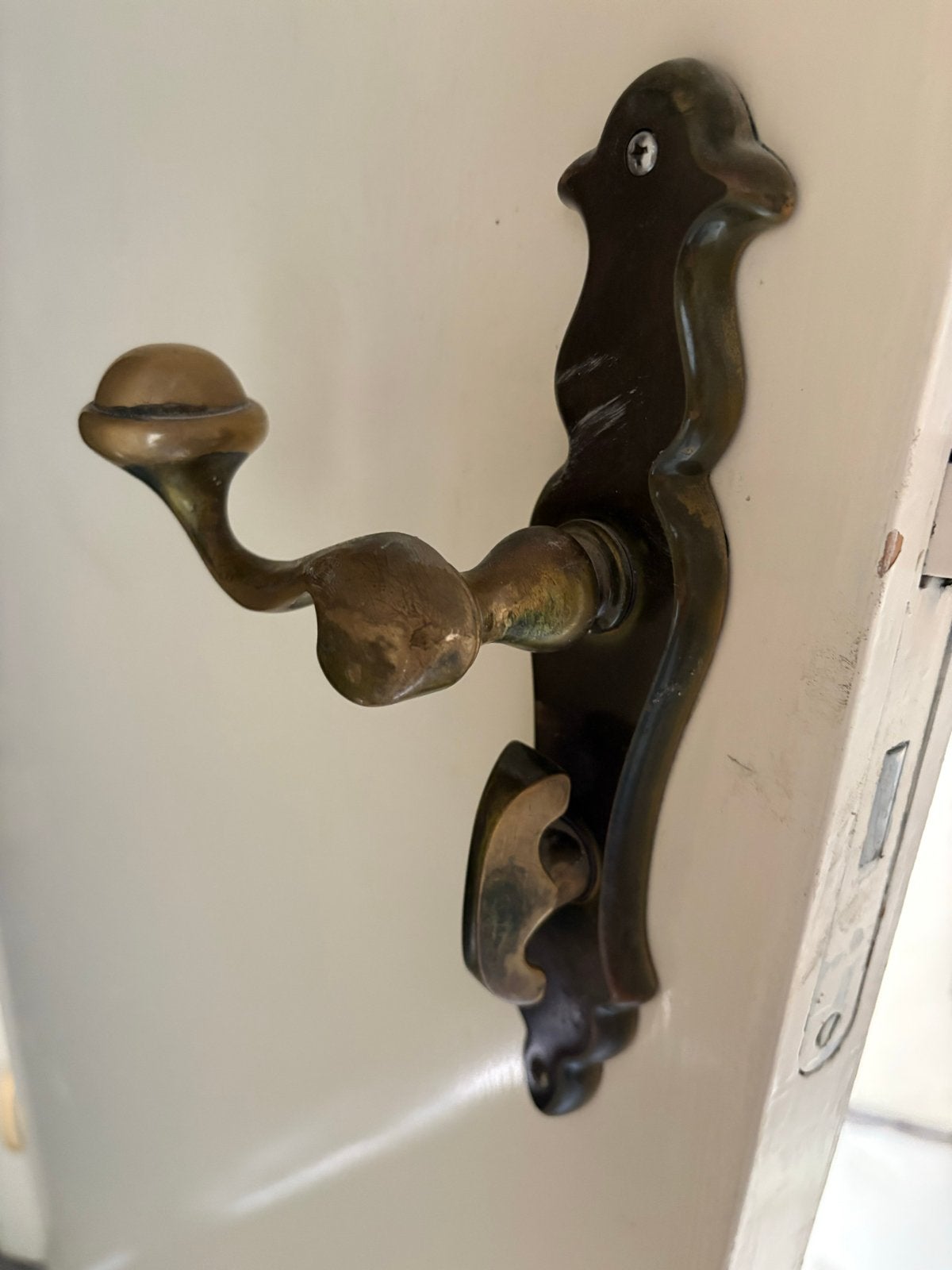 Antieke messing deurklinken met schild, Doe-het-zelf en Verbouw, Hang- en Sluitwerk, Ophalen, Gebruikt, Koper of Messing, Klink of Kruk