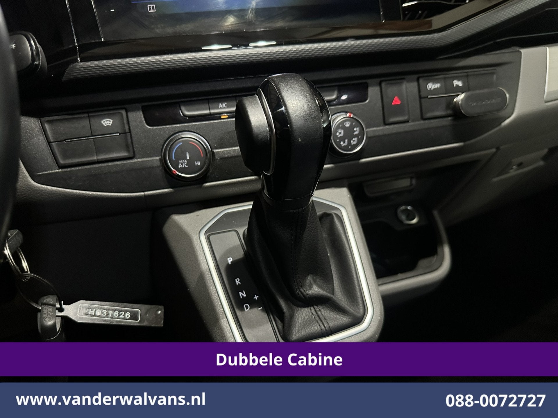Foto 3 van Volkswagen Transporter 2.0 TDI 150pk Automaat L2H1 BULLI Dub
