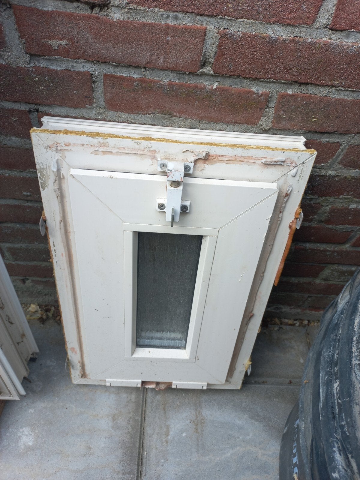 Kunststof kozijn met valraam - 355x540 mm, Doe-het-zelf en Verbouw, Ophalen, Gebruikt