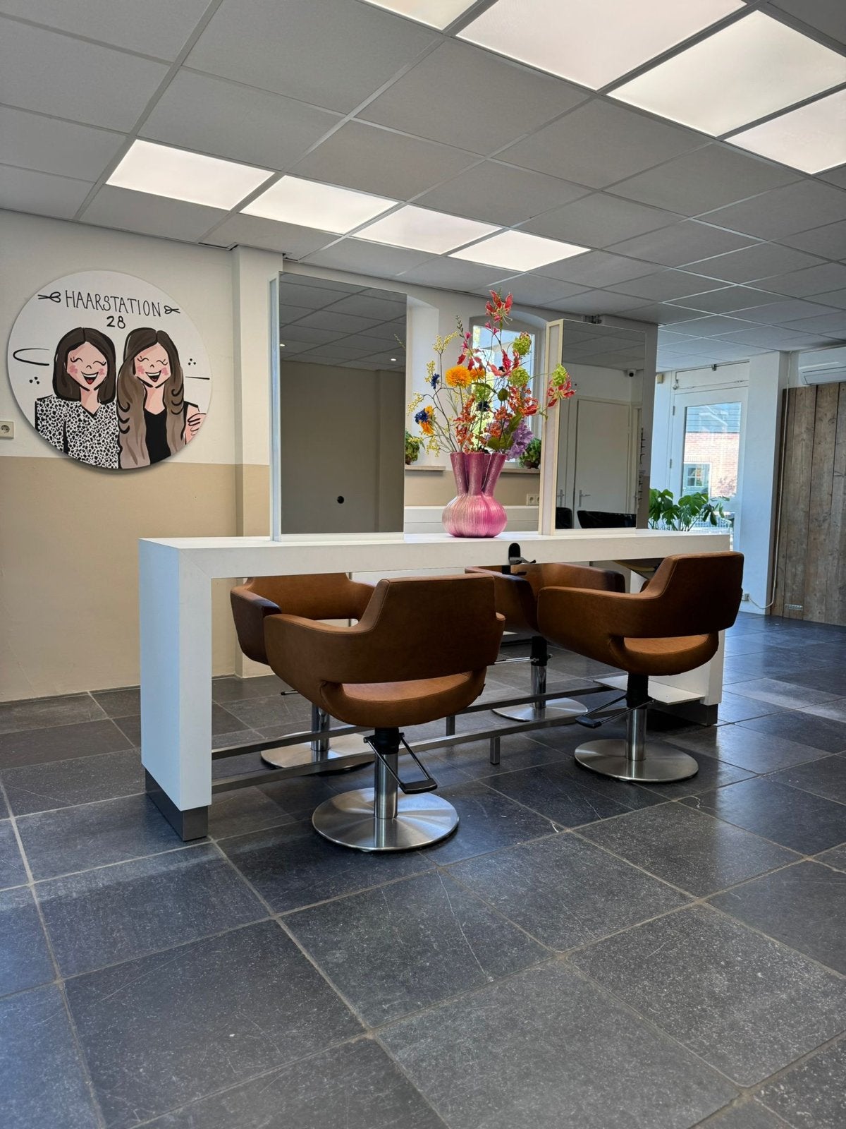 Complete Kapsalon Inventaris: Stoelen, Wasbakken, Balie, Kas, Overige plaatsen, Ophalen, Gebruikt, Complete inventaris