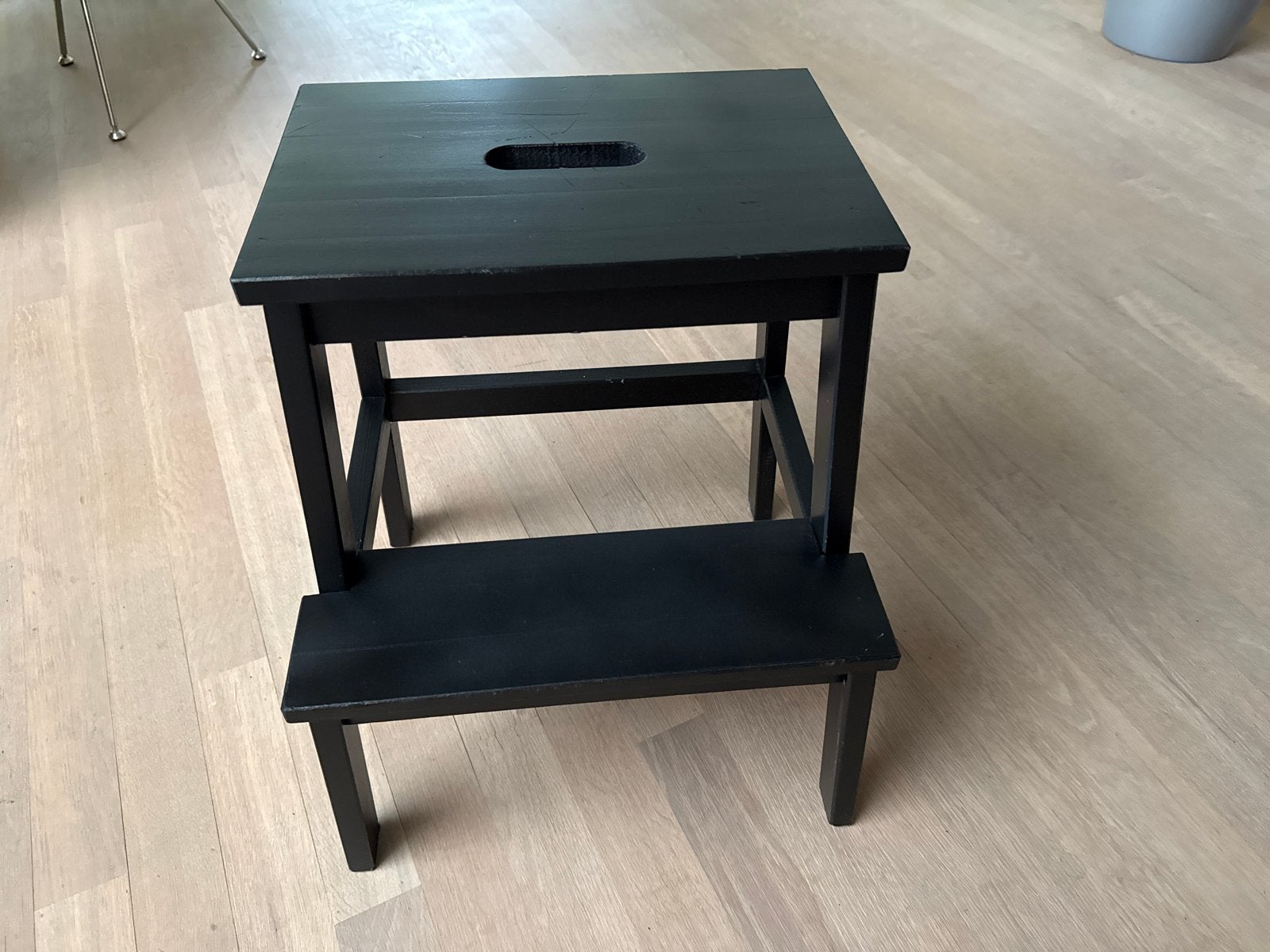 Zwart houten krukje/trapje Ikea, Ophalen, Gebruikt, Hout