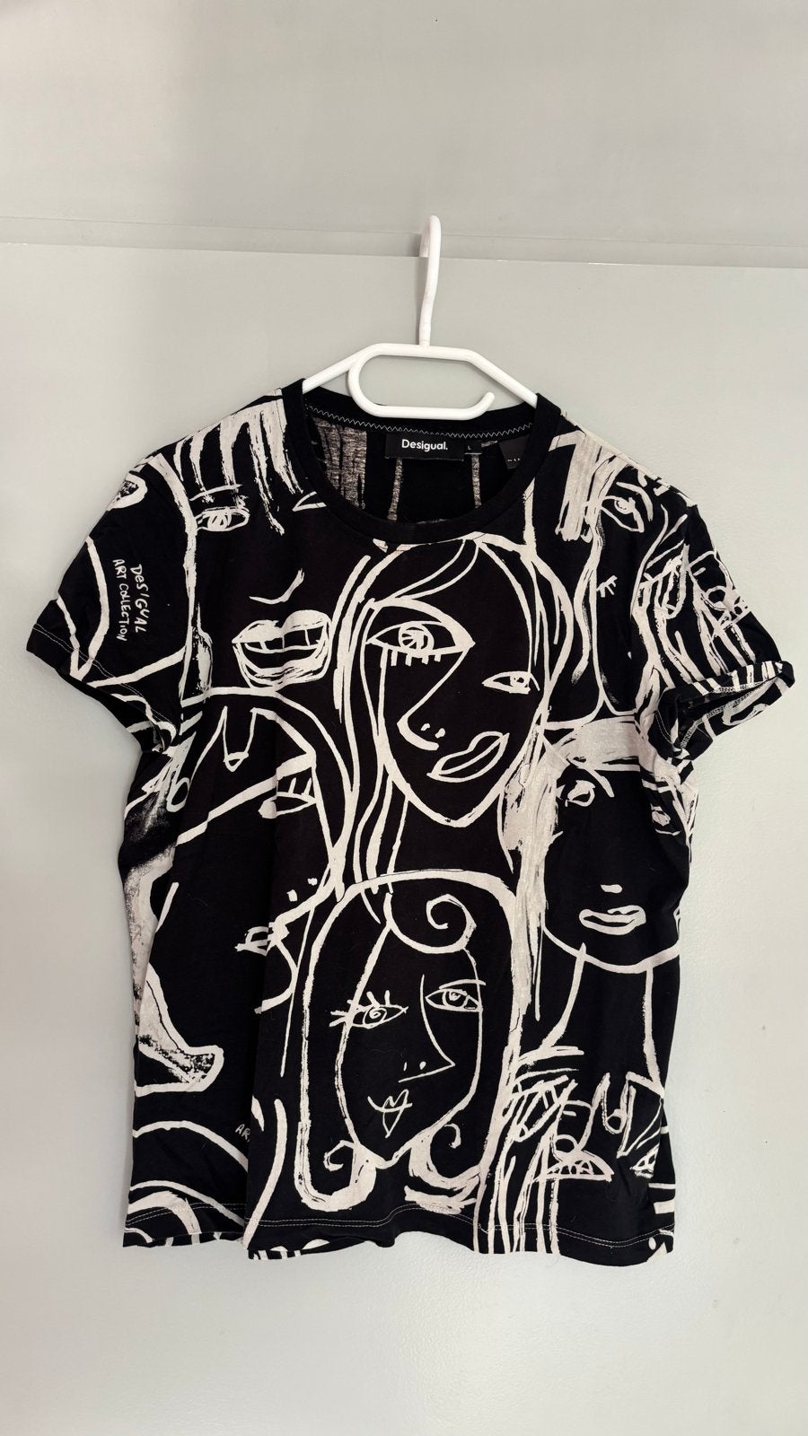 Desigual T-shirt met gezichtsprint - Maat L, Zwart, Maat 42/44 (L), Ophalen of Verzenden, Zo goed als nieuw