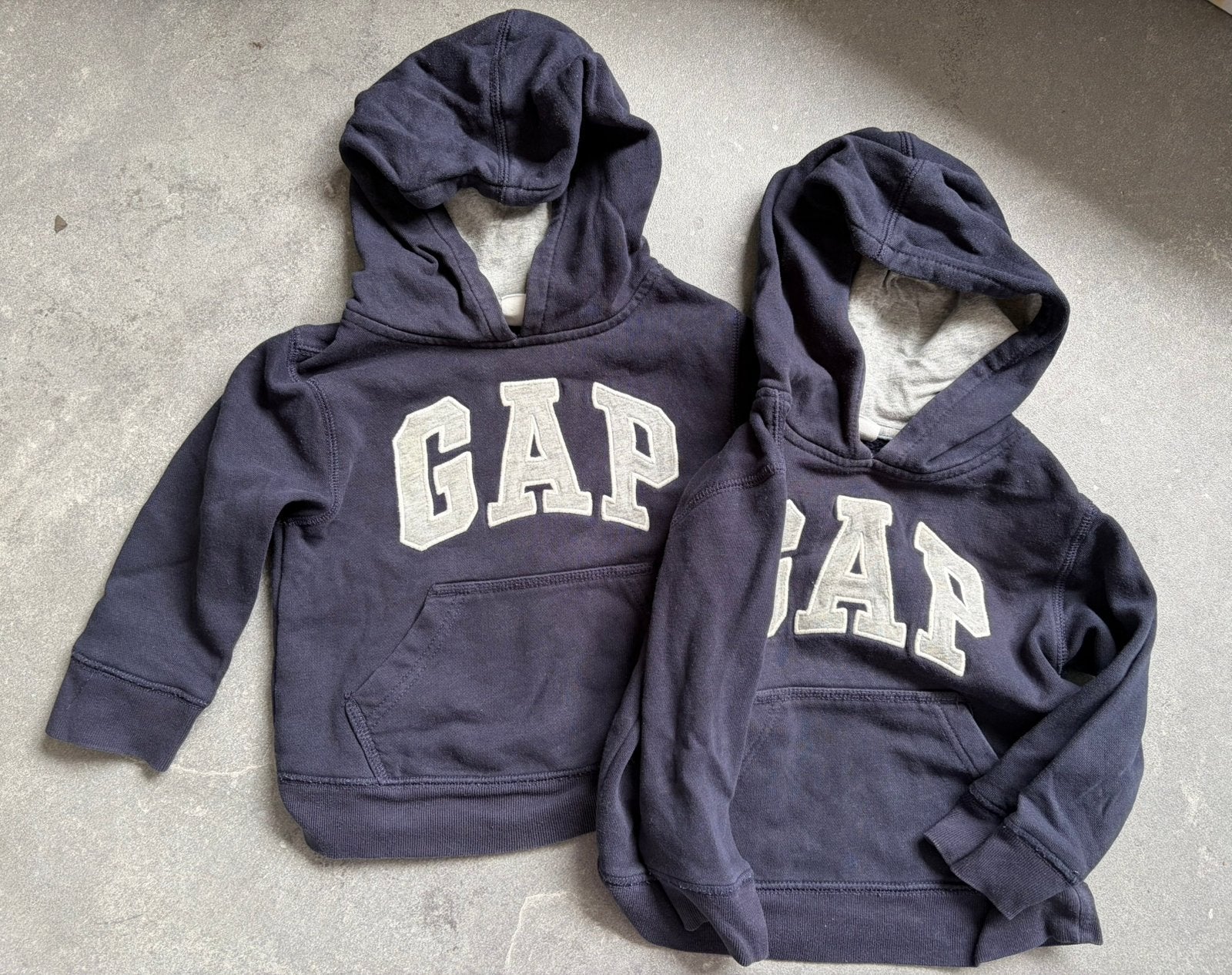 2 leuke donkerblauwe GAP hoodies 84-90, Kinderen en Baby's, Tweelingen en Meerlingen, Ophalen of Verzenden, Zo goed als nieuw