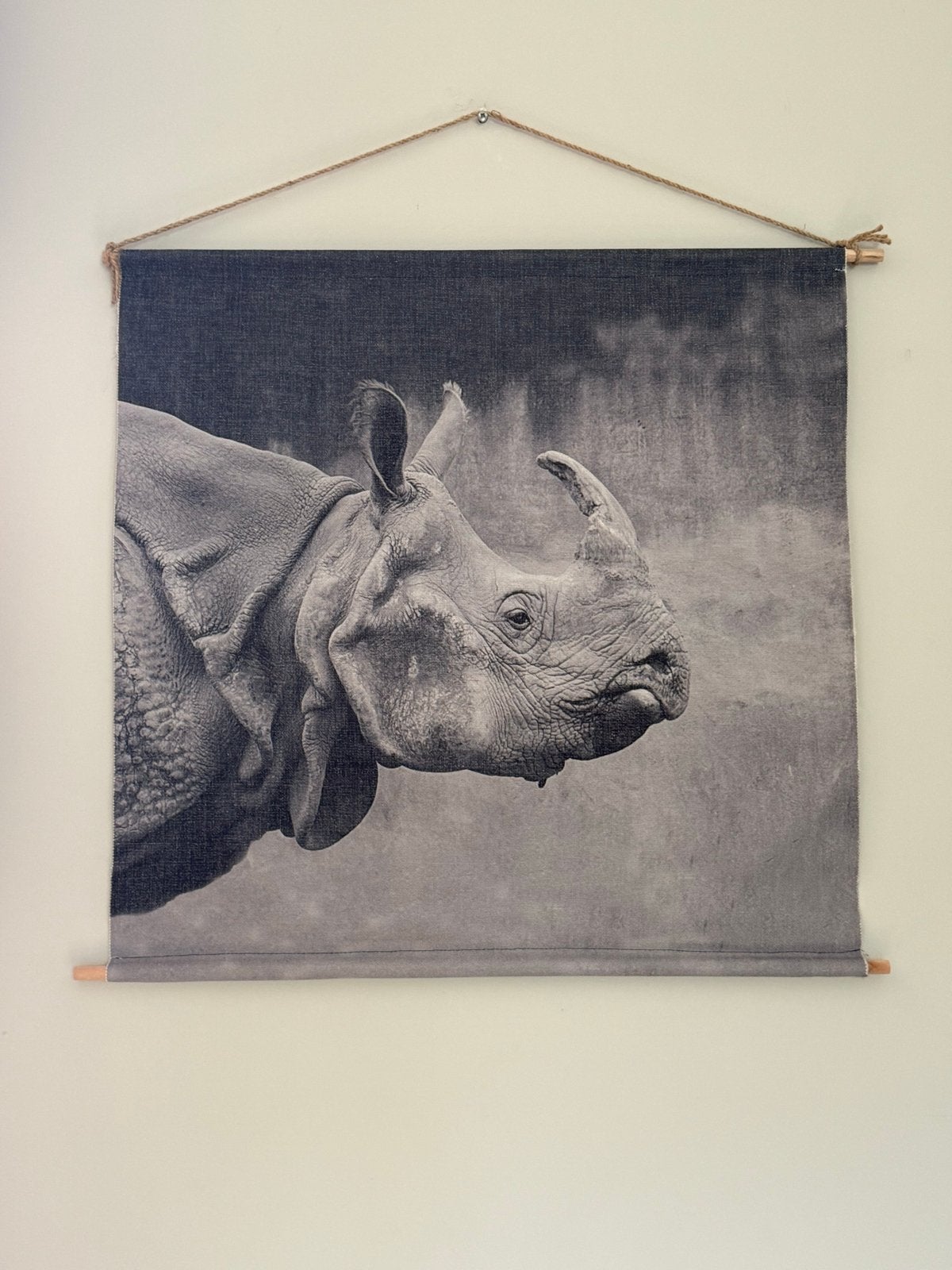 Mooi Wandkleed Neushoorn - Zwart-grijs!, Overige typen, Ophalen of Verzenden, Zo goed als nieuw, 75 tot 100 cm