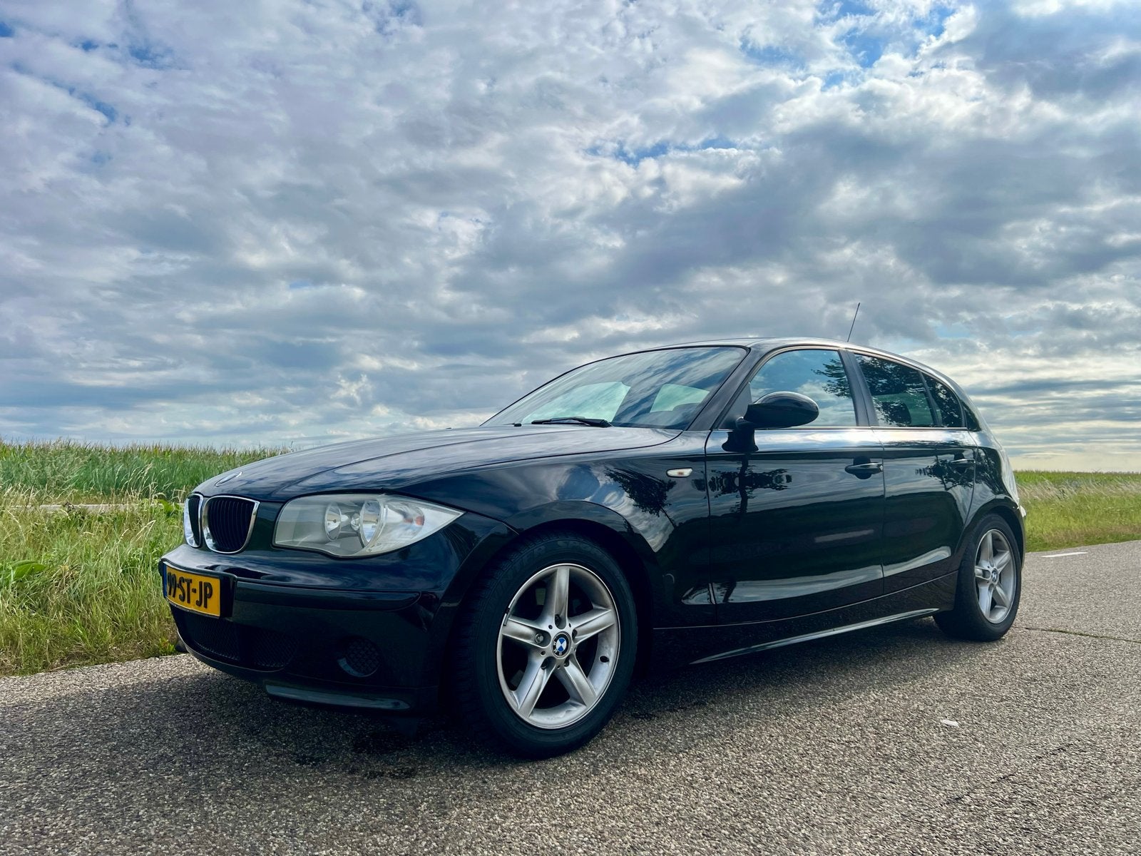 BMW 1-Serie 2.0 120I 2006 Zwart, Auto's, 1-Serie, Stoelverwarming, Achterwielaandrijving, 1995 cc