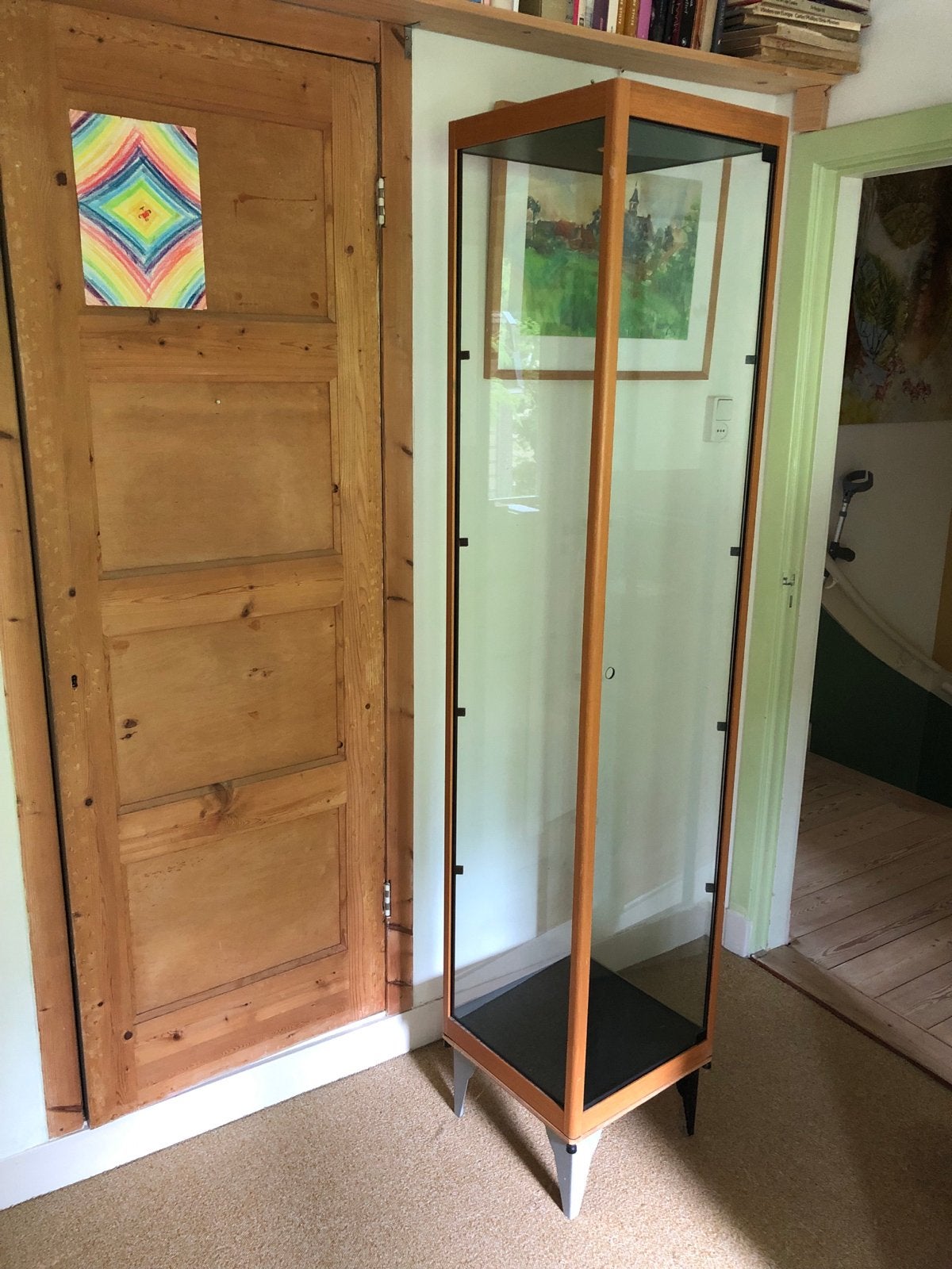 Slanke vitrinekast van massief hout met glazen planken, Ophalen, Met plank(en), Minder dan 50 cm, Gebruikt