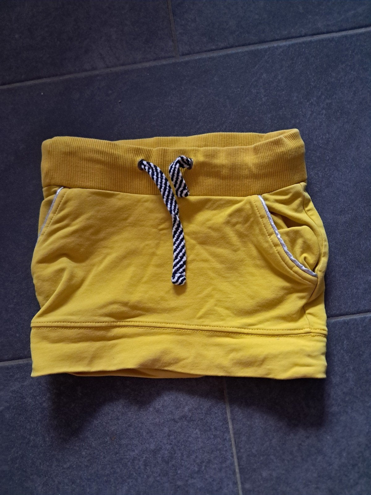 Geel meisjes rokje maat 122/128, Kinderen en Baby's, Kinderkleding | Maat 122, Gebruikt, Meisje, Ophalen of Verzenden, Jurk of Rok
