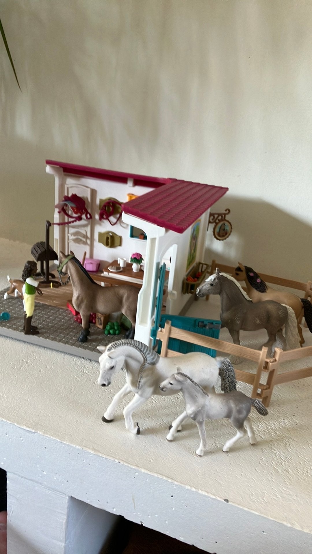 Sleich paarden zadelkamer met extra paarden en hond, Ophalen of Verzenden, Zo goed als nieuw