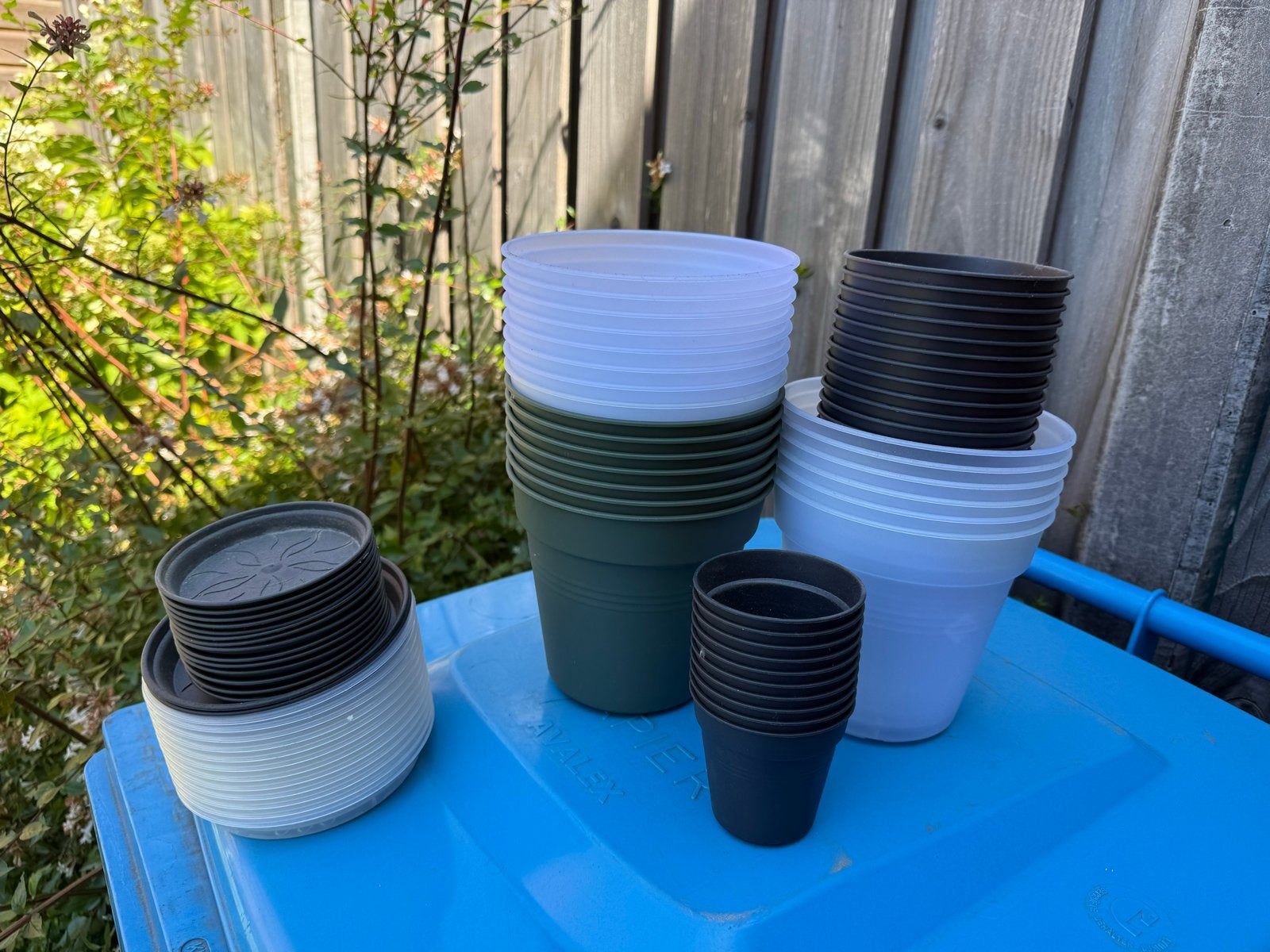 Diverse kweekpotjes en schotels voor planten, Kunststof, Gebruikt, Rond, Binnen