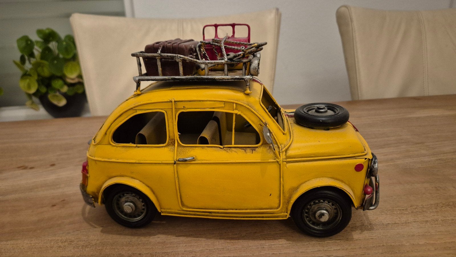 Decoratieve gele oldtimer auto met bagagerek, Ophalen, Gebruikt, Auto's
