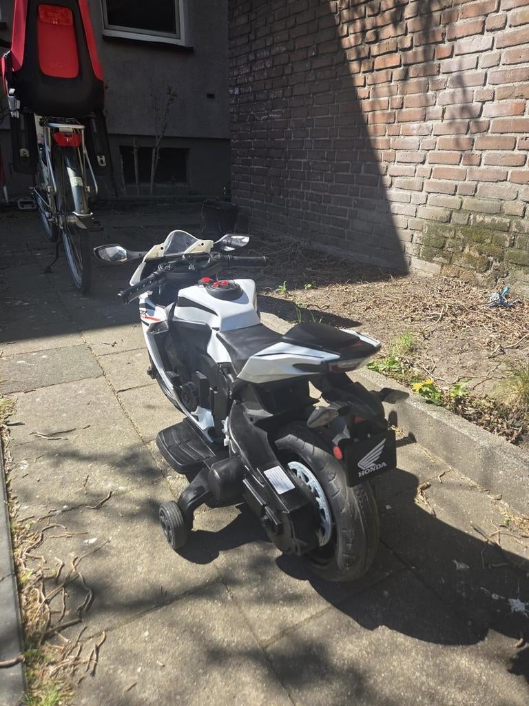 Elektrische kindermotor Honda CBR wit met zijwieltjes, Ophalen, Gebruikt
