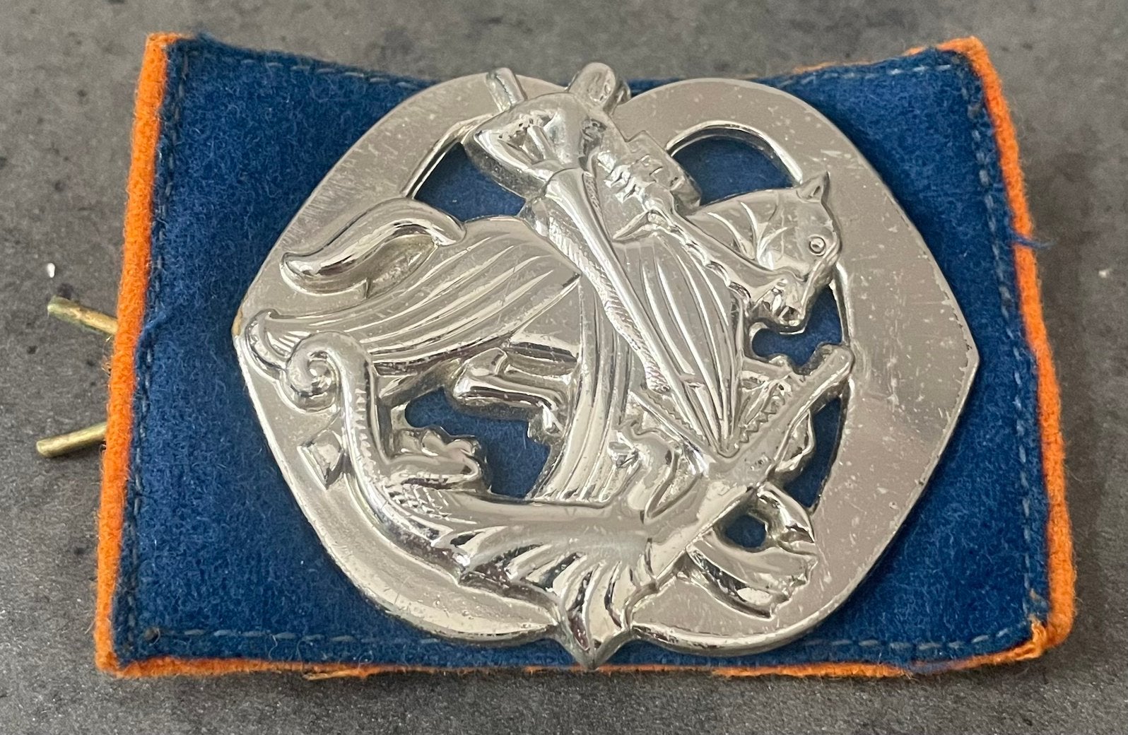 Baretembleem Regiment Huzaren Prins Van Oranje, Ophalen of Verzenden, Landmacht, Nederland, Embleem of Badge