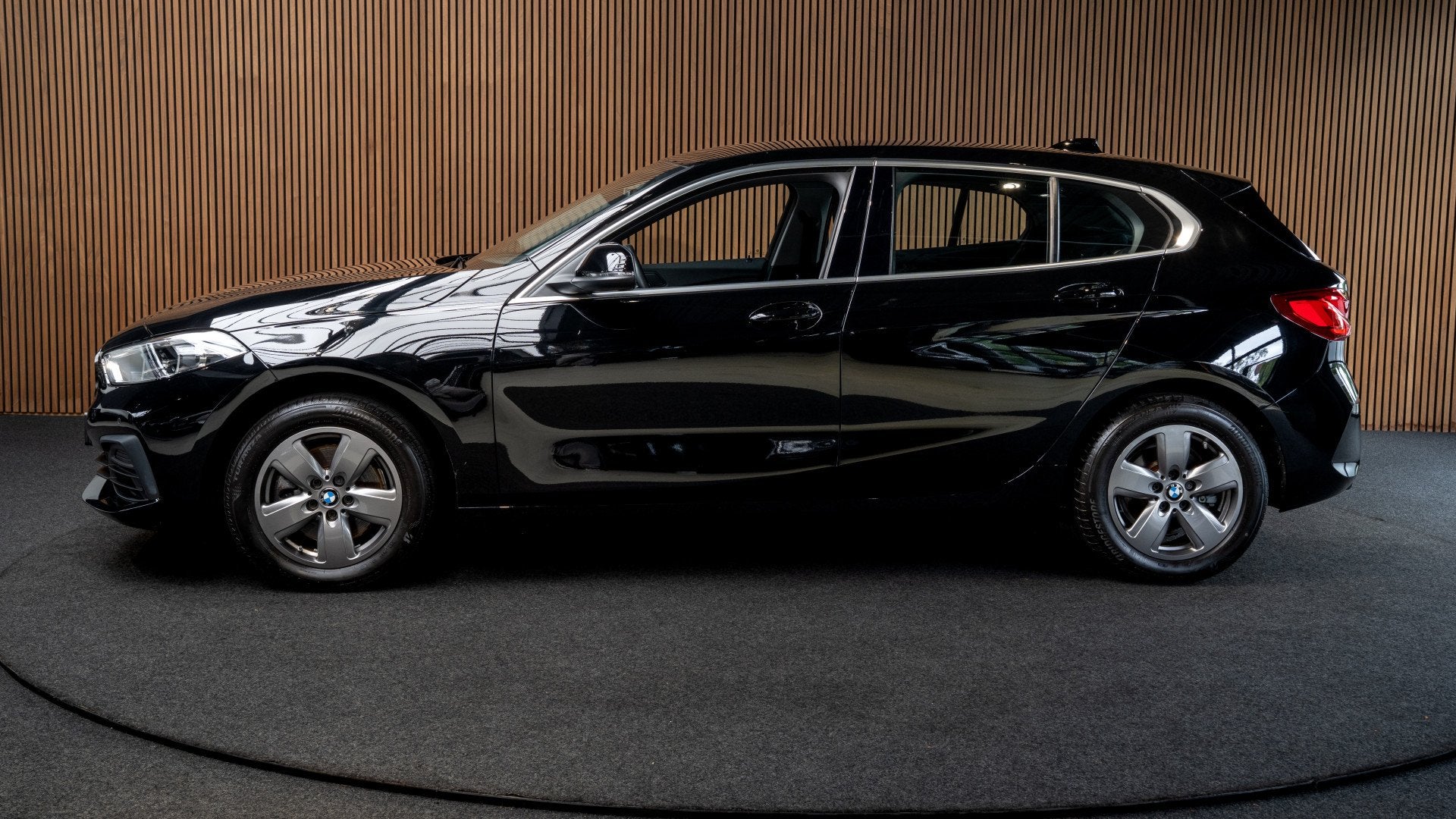 BMW 1-serie 116i Navi Climate PDC Stoel- & stuurverw. LM vel, Auto's, 1-Serie, Gebruikt, Leder en Stof, Zwart