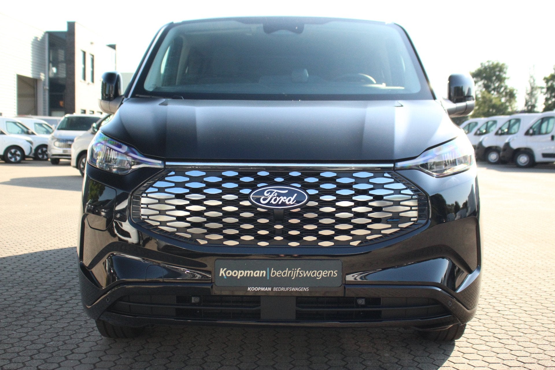 Ford E-Transit Custom 320 L2H1 Limited DC | 71 kWh | 160kW/2, Auto's, Automaat, Achterwielaandrijving, 71 kWh, Zwart