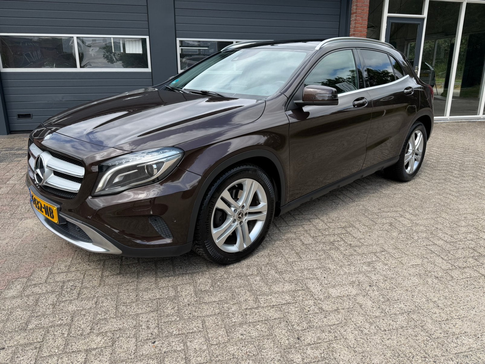 Mercedes-Benz GLA 250 211pk 7G-DCT 2015 PANO|18”|TREKHAAK, Auto's, 4 cilinders, Bruin, Leder en Stof, 211 pk