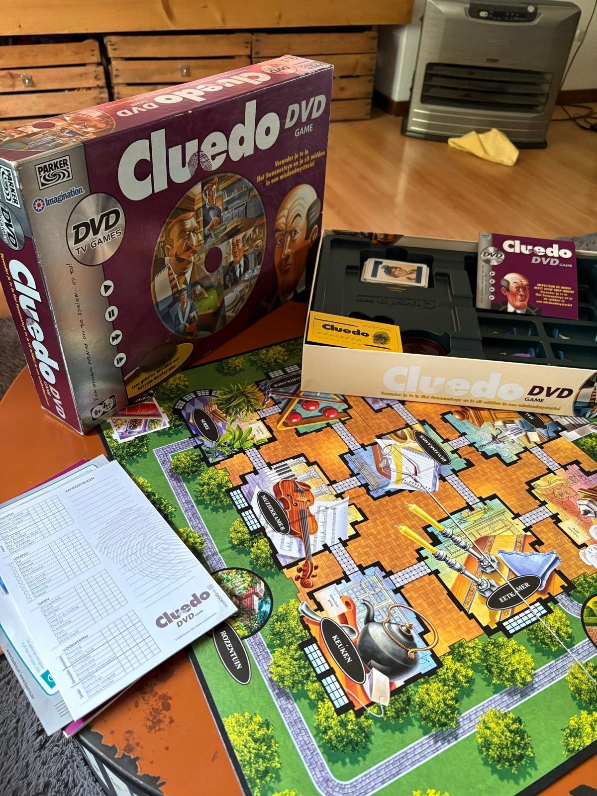 Cluedo DVD Game - Compleet met bijna leeg notitieboekje, Drie of vier spelers, Ophalen of Verzenden, Gebruikt