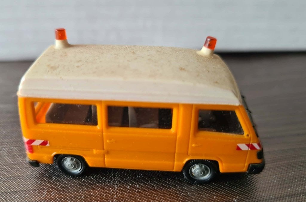 Hongwell 1:87 Mercedes-Benz Vito Ambulance + Politie busje, Ophalen of Verzenden, Zo goed als nieuw, Bus of Vrachtwagen, Overige merken