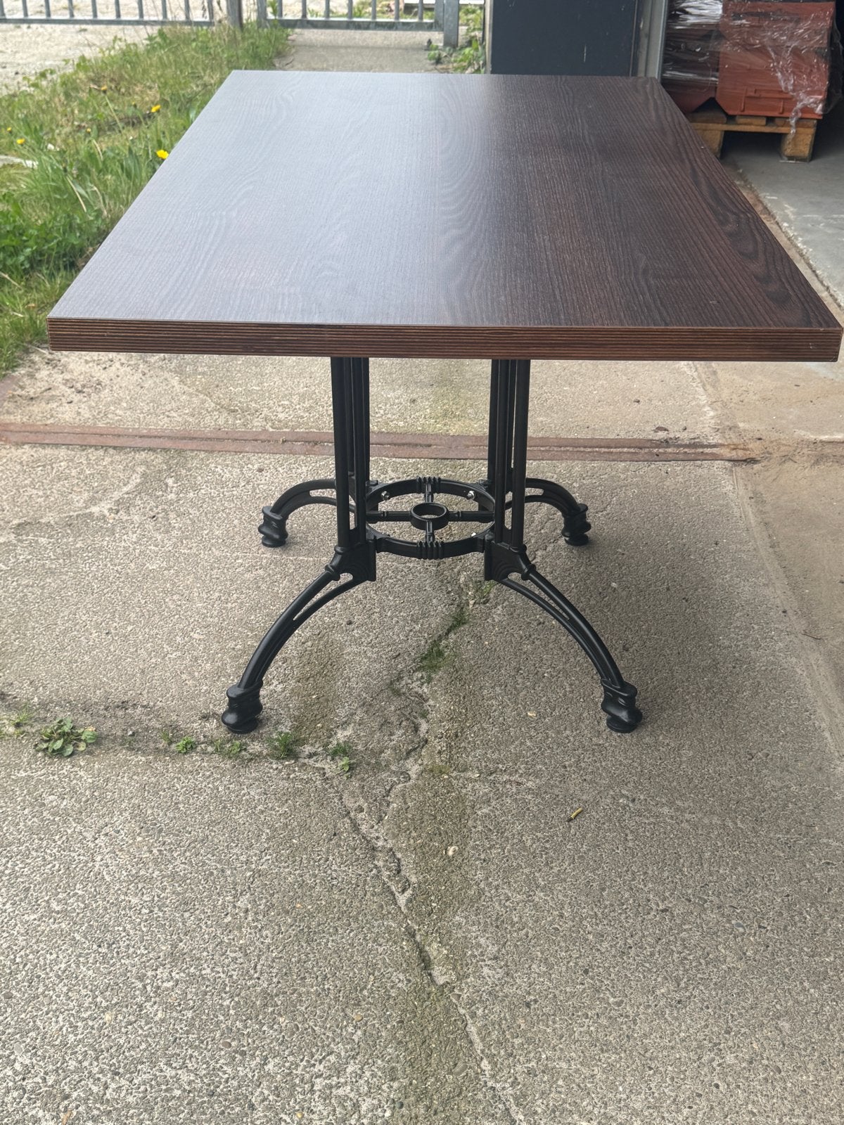 Meubels: Tafels met gietijzerenonderstel en Paarse Bankjes, Huis en Inrichting, Ophalen, Gebruikt, 100 tot 150 cm, 150 tot 200 cm