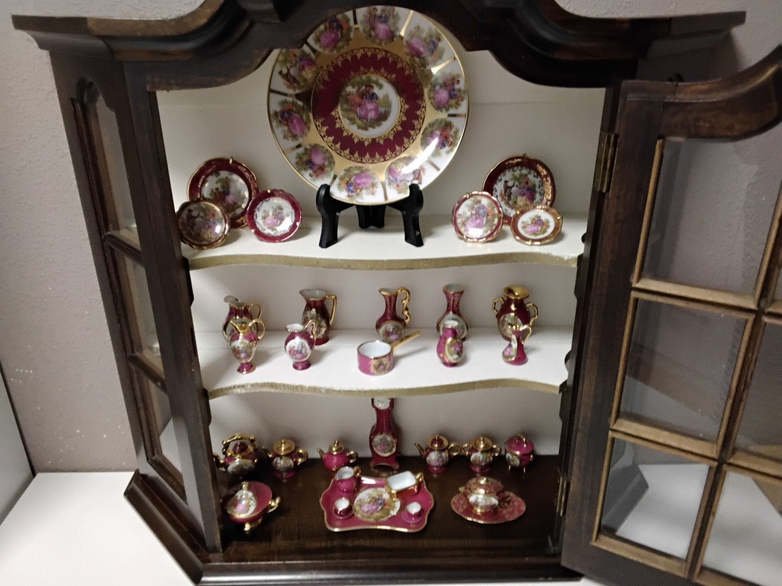 Miniatuur porseleinen servies in vitrinekastje, Ophalen