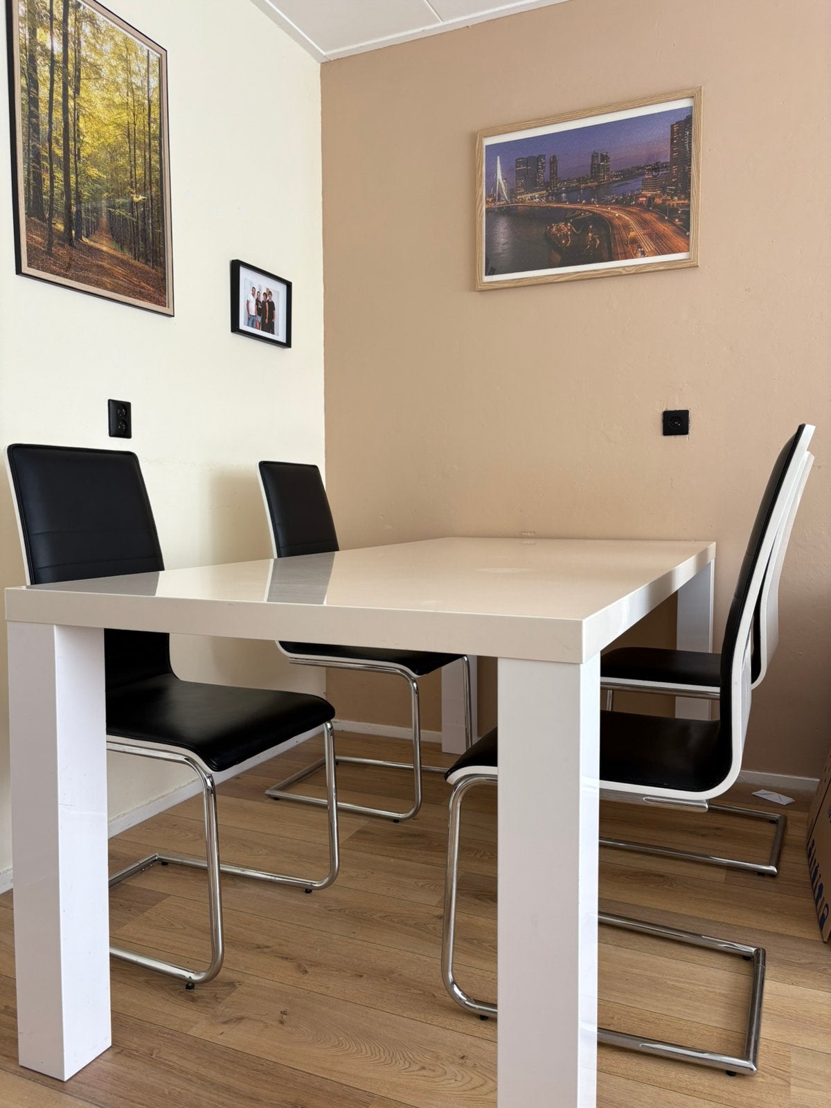 Eettafel met 5 stoelen