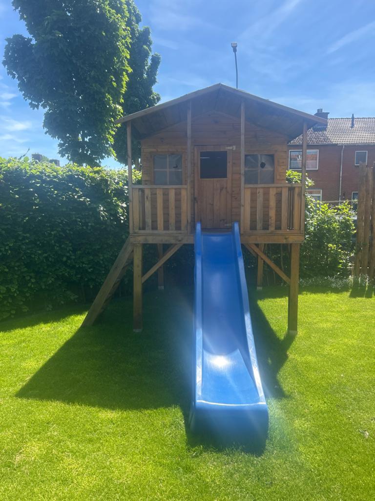 Houten speelhuisje met glijbaan, Kinderen en Baby's, Speelgoed | Buiten | Speelhuisjes, Ophalen, Gebruikt, Hout