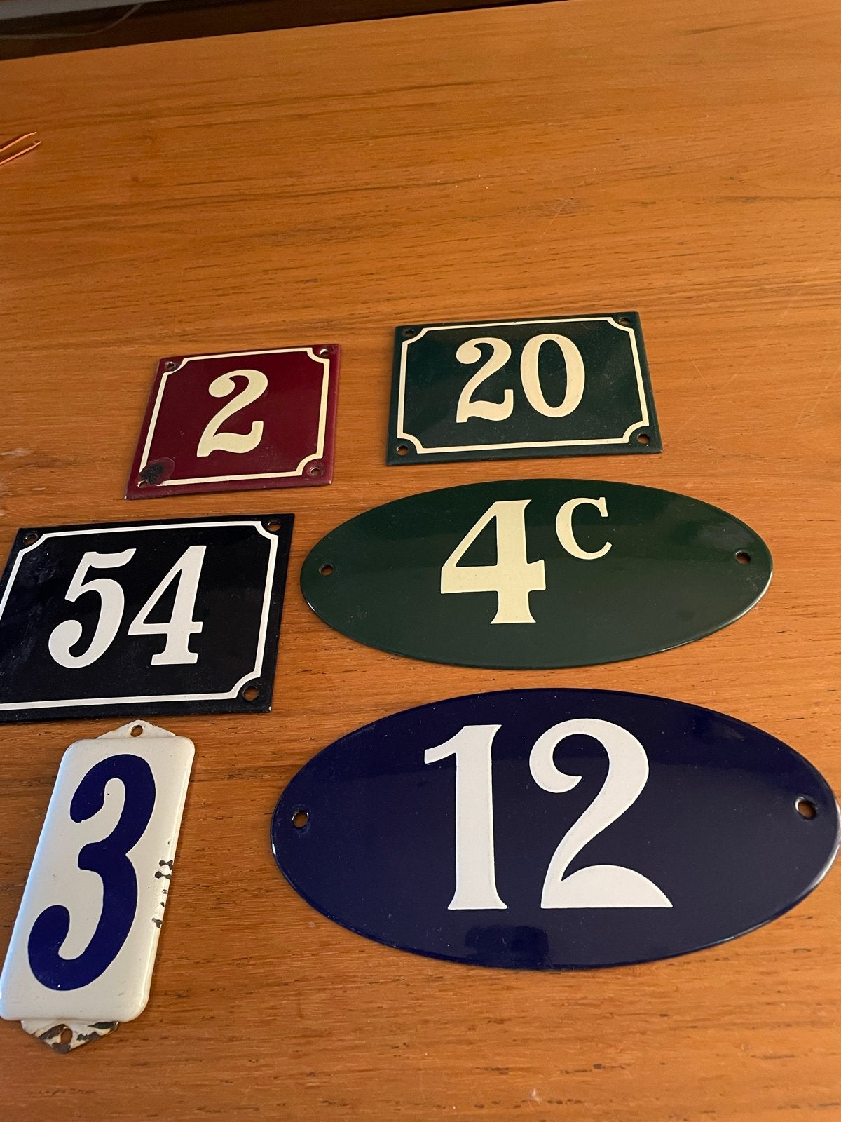Diverse geëmailleerde huisnummers: Bruin 2, Groen 20, 4C, Wi, Ophalen of Verzenden