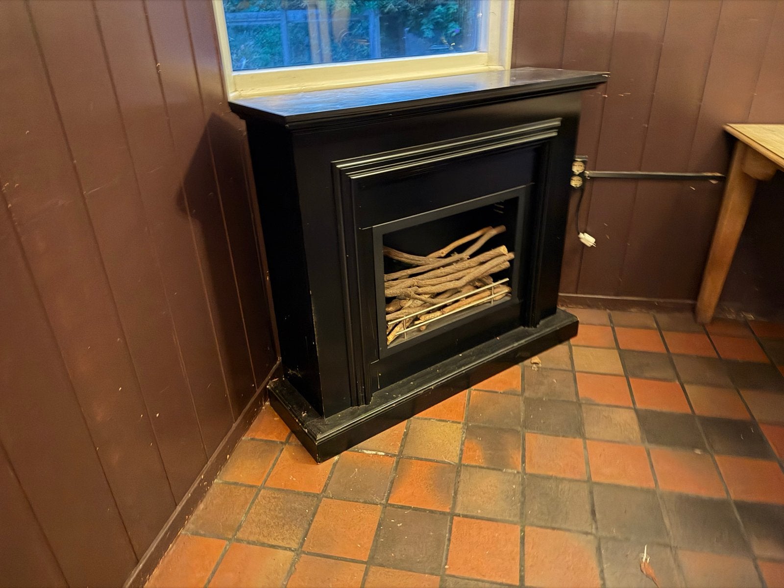 Zwarte decoratieve haard met houtblokken, Ophalen of Verzenden, Gebruikt, Vrijstaande haard, Elektrische haard