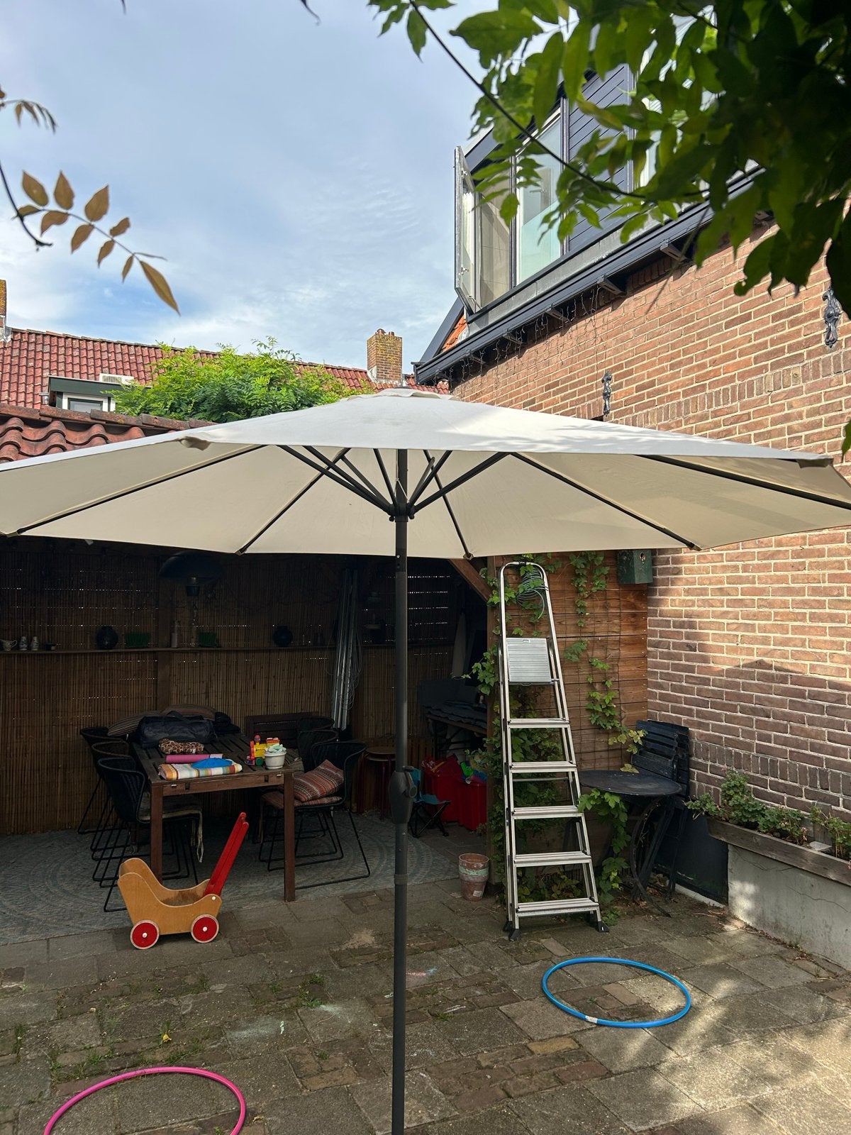Zo goed als nieuwe parasol - 3 meter diameter, Ophalen, Kantelbaar, 2 tot 3 meter, Zo goed als nieuw