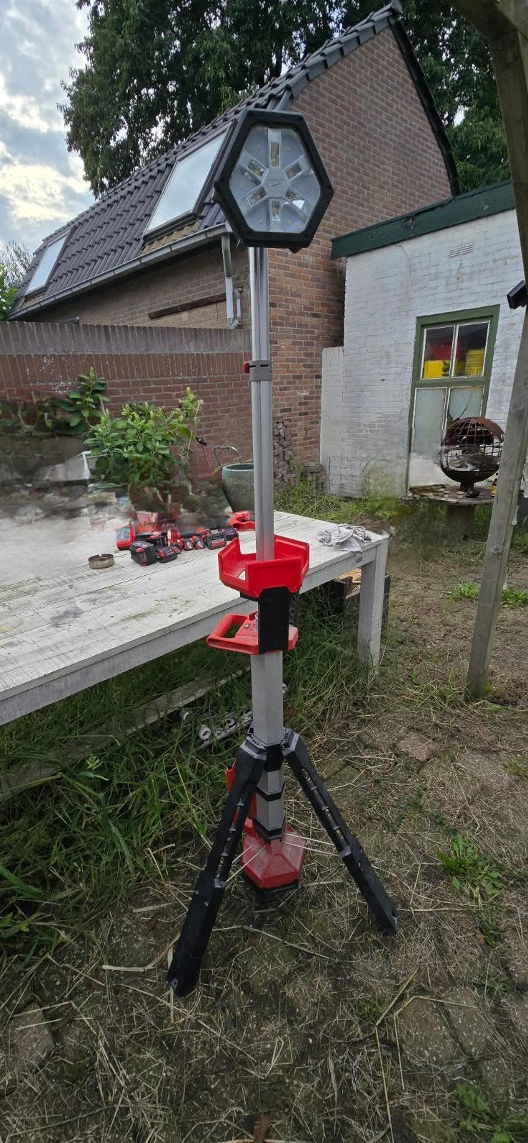 Foto 2 van Milwaukee gereedschap set met lamp en accu's