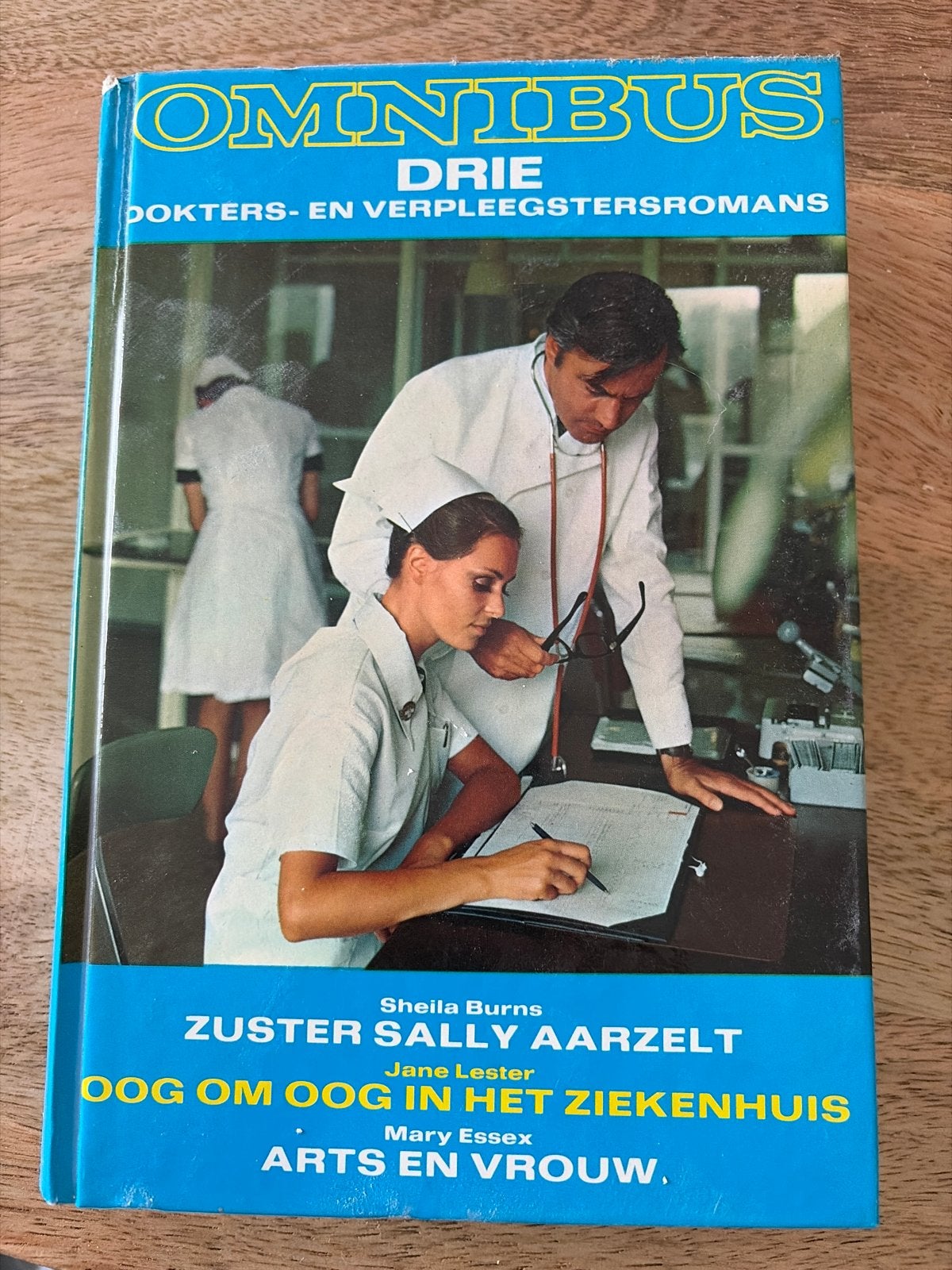 Omnibus Drie Dokters- en Verpleegstersromans, Boeken, Ophalen of Verzenden, Gelezen, Nederland