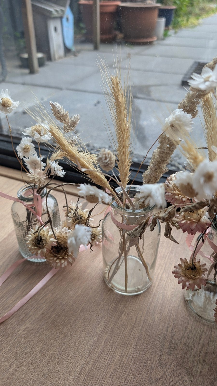 Set van 7 glazen vaasjes met droogbloemen en roze lint, Huis en Inrichting, Woonaccessoires | Vazen, Ophalen, Gebruikt, Inclusief droogbloemen
