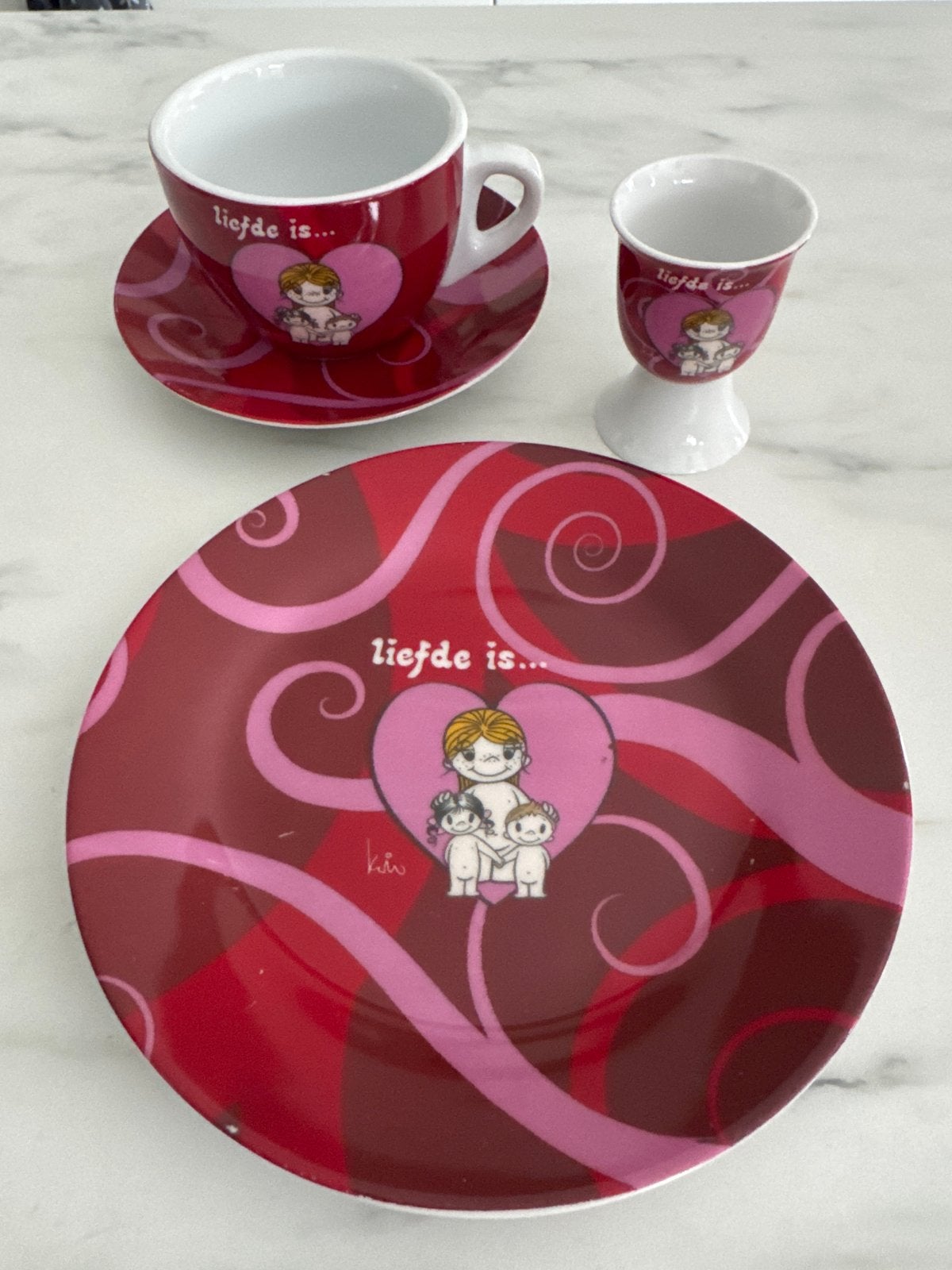 Liefde is... servies set: kop, schotel, bord en eierdop, Ophalen, Overige merken, Keramiek, Zo goed als nieuw