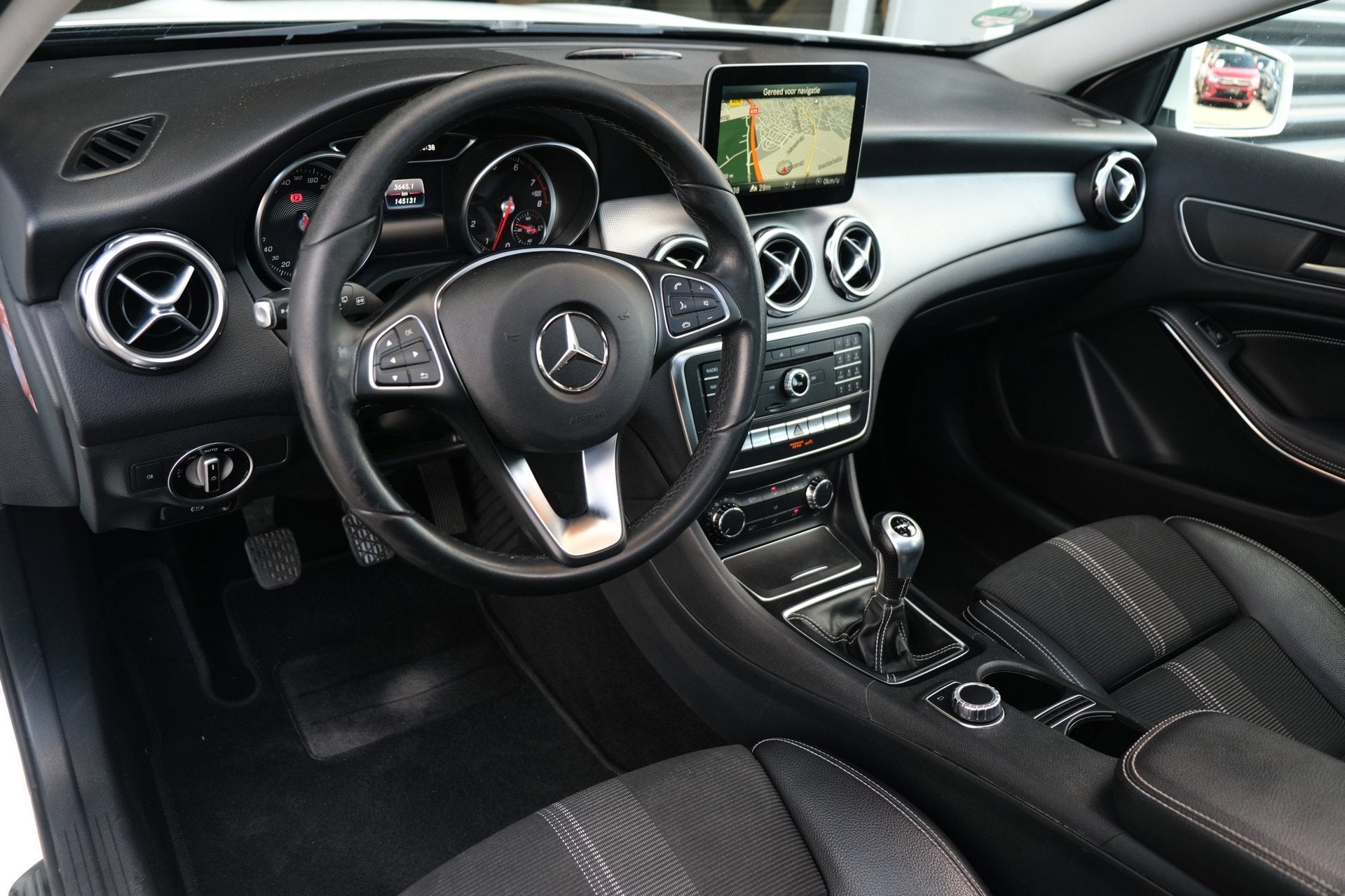 Mercedes-Benz GLA-klasse 180 Ambition Pano Trekhaak Cam PDC, Auto's, Voorwielaandrijving, Gebruikt, 4 cilinders, 1595 cc