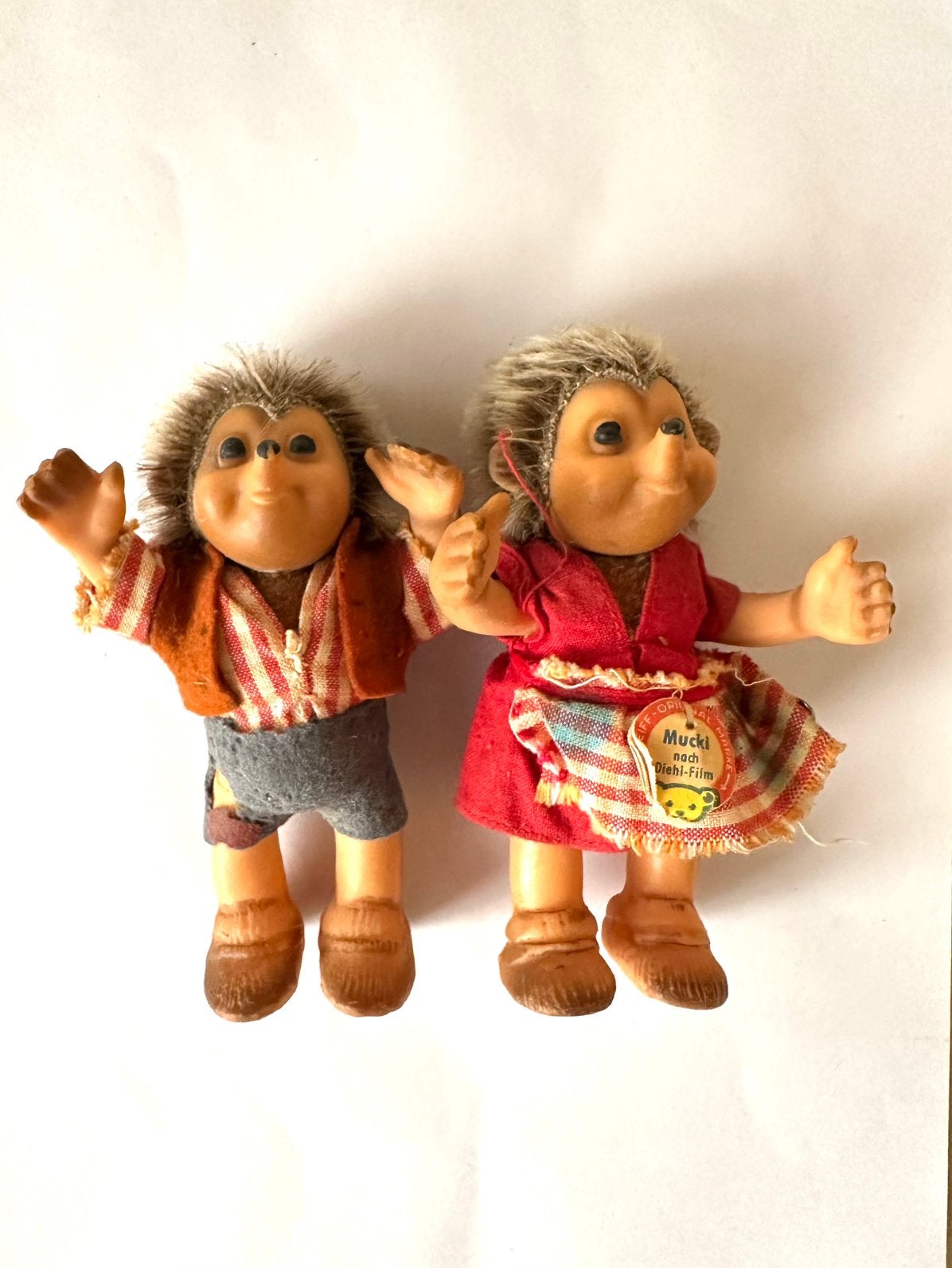 Vintage Steiff egels Macki & Mucki – Mucki met knop & label, Verzamelen, Verzenden, Gebruikt