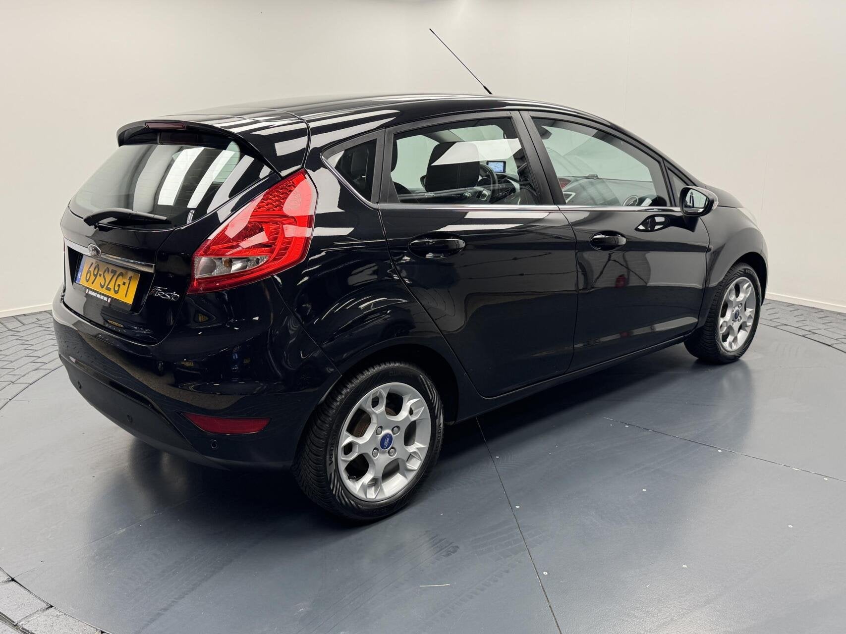 Ford Fiesta 1.25 Titanium Navigatie-Cr.contr-Clima-Parkeerse, Auto's, Voorwielaandrijving, Euro 5, Stof, Met garantie (alle)