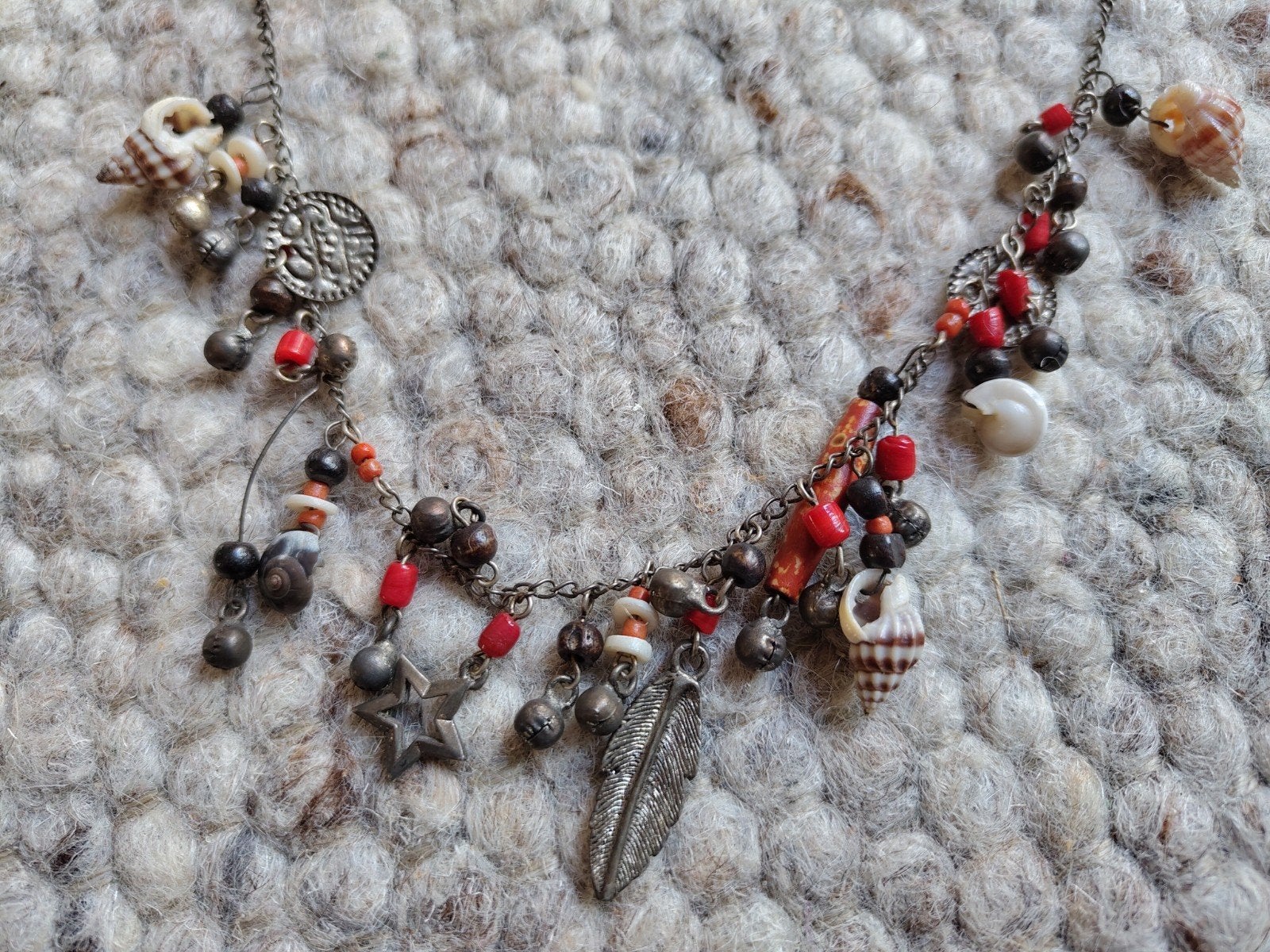 Ketting met zilverkleurige veer, schelpen, belletjes en kral, Ophalen of Verzenden, Nieuw, Overige materialen