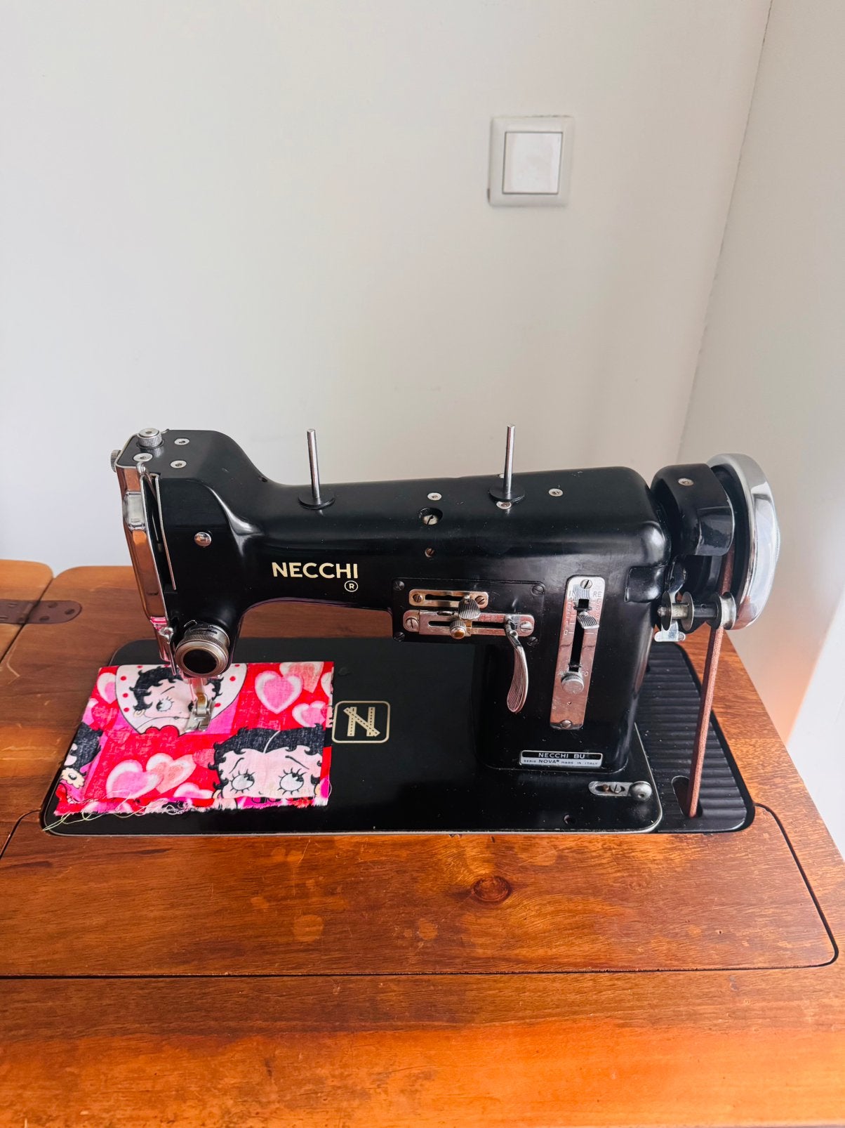 Vintage Necchi BU naaimachine met origineel houten meubel, Ophalen