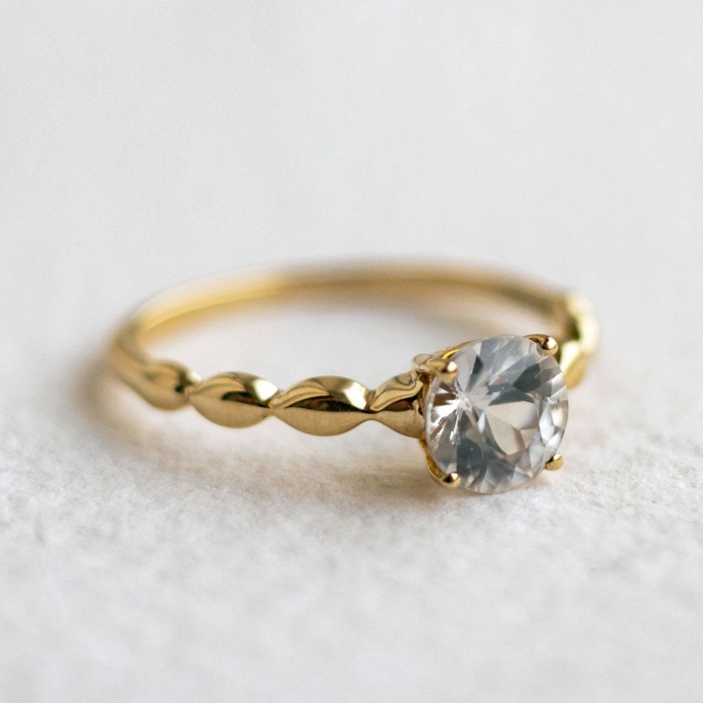 Vintage 9K gouden solitaire ring met Witte Topaas - 17,25, Ophalen of Verzenden, Zo goed als nieuw, 17 tot 18, Met edelsteen