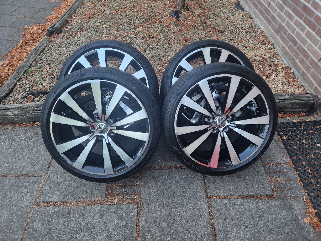 235 35 R19 Volkswagen Golf 7 8 Velgen Pirelli banden OEM, Gebruikt, Banden en Velgen, 235 mm, Personenwagen