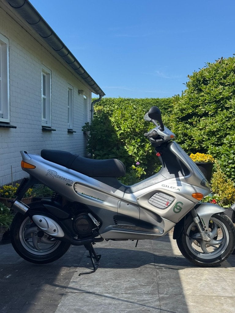 ⭐️Gilera runner 50cc dd zilvergrijs 2 takt nieuwstaat⭐️, Fietsen en Brommers, Scooters | Piaggio, Niet ingevuld, Niet ingevuld