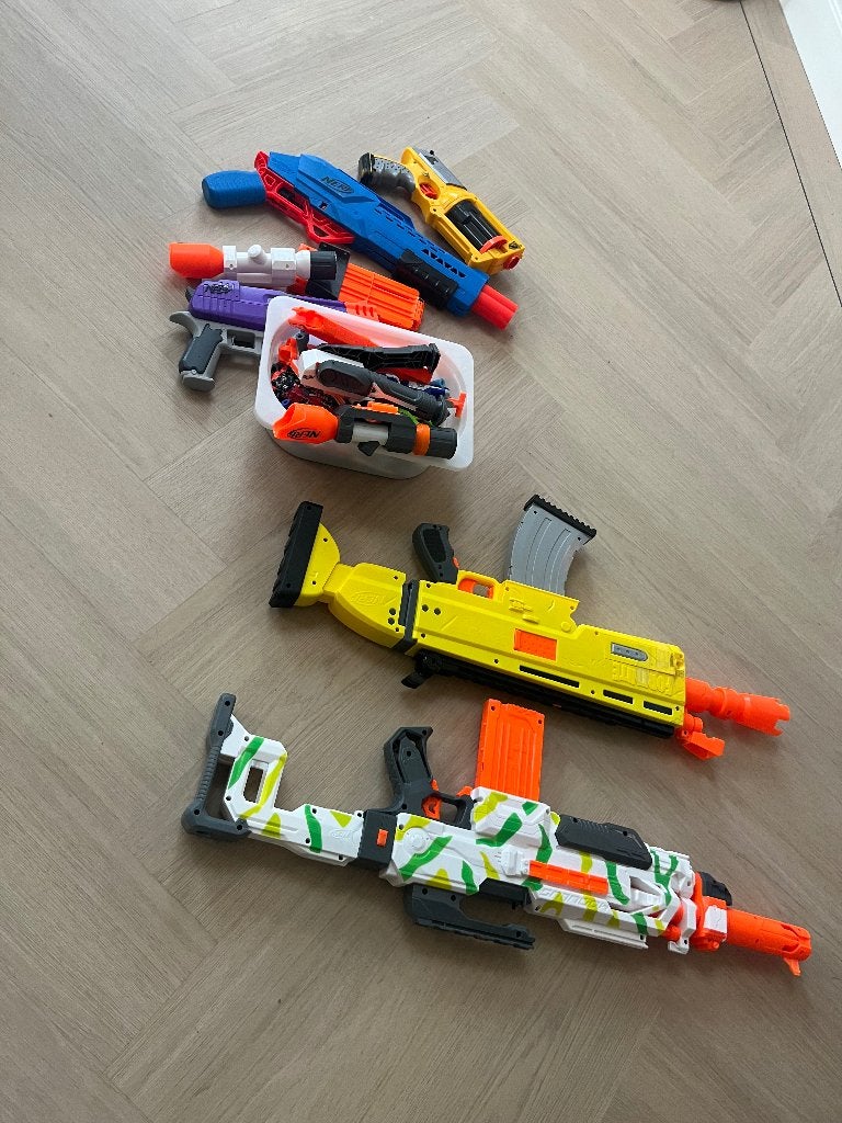 Verzameling 9 nerf guns incl pijltjes en onderdelen, Ophalen, Gebruikt