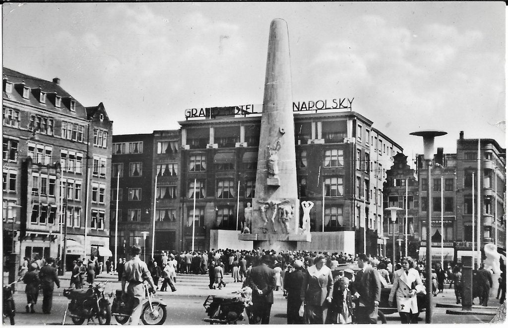 Amsterdam, Dam, Onthulling monument, veel volk, Krasnapolsky, Verzamelen, Verzenden, 1940 tot 1960, Gelopen, Noord-Holland