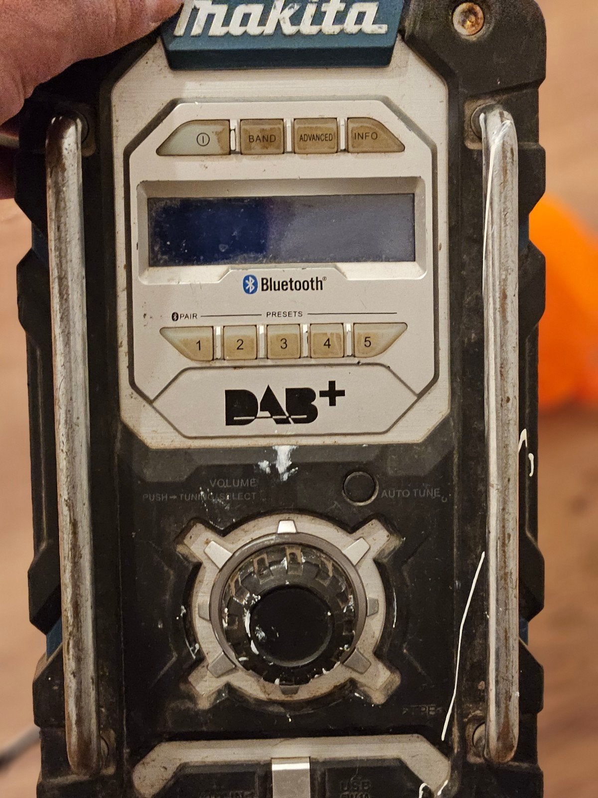 Makita DMR112 Bouwradio met Bluetooth, DAB+ en 5Ah accu, Audio, Tv en Foto, Radio's, Ophalen of Verzenden