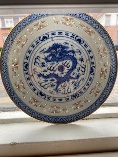 Vintage Chinees porselein bord, rijstkorrel- en drakenmotief, Antiek en Kunst, Ophalen of Verzenden