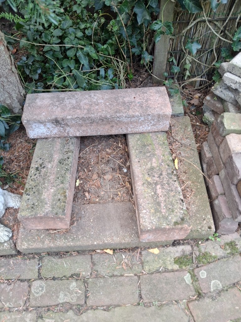 Gratis Betonnen bielzen 3 stuks rood, Ophalen, Gebruikt, Biels, Minder dan 25 cm