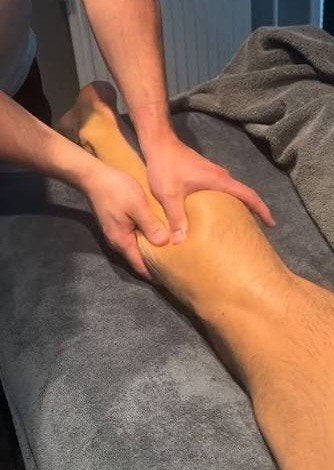 Twee of vier handenmassage voor en door mannen