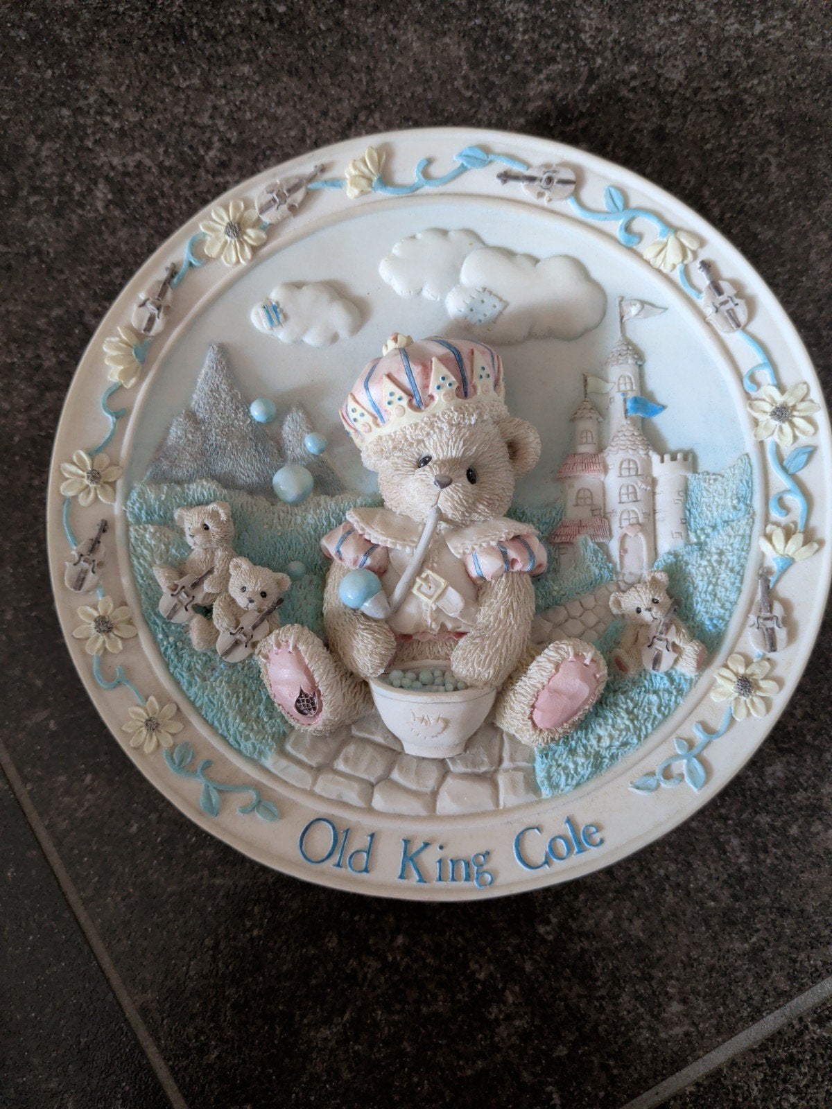 Cherished teddies wandbord old king cole, Verzamelen, Beren en Cherished Teddies, Ophalen of Verzenden, Nieuw, Beeldje, Cherished Teddies